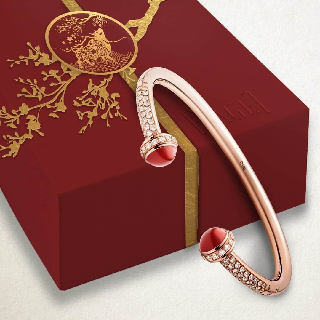 ピアジェさんのインスタグラム写真 - (ピアジェInstagram)「The gift of gold and the gift of 𝒍𝒖𝒄𝒌. This #PiagetPossession rose gold open bangle is set with dazzling brilliant-cut diamonds and a vibrant 𝒄𝒂𝒓𝒏𝒆𝒍𝒊𝒂𝒏 cabochon on each end. - #Piaget #CNY #ChineseNewYear #LunarNewYear #PiagetChineseNewYear #DiamondBracelet #GoldBracelet」2月11日 5時00分 - piaget