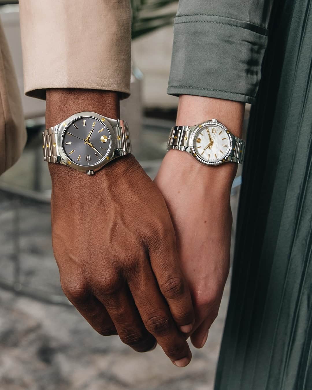 モバードのインスタグラム：「Be mine. His and hers #MovadoSE timepieces are the perfect gift with its new dramatic bracelet and elevated dial design.」