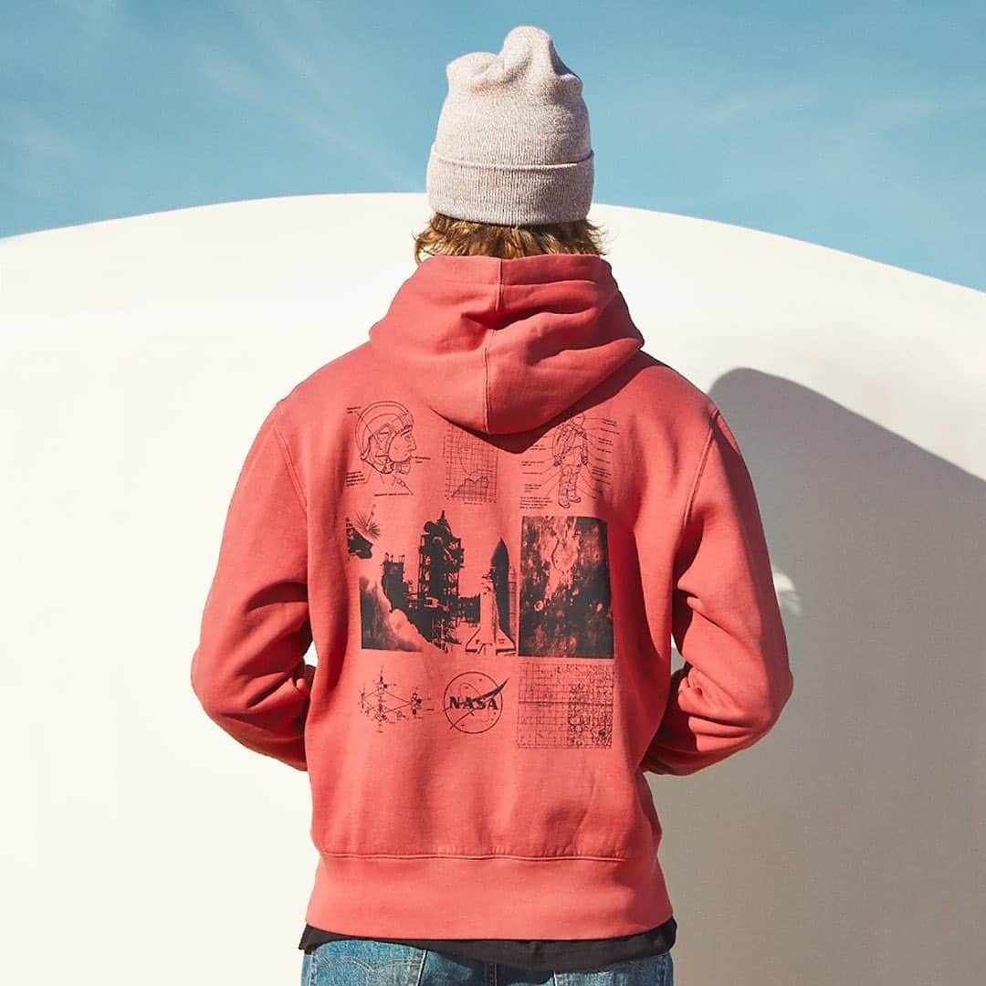 American Eagleのインスタグラム：「A graphic hoodie that’s out of this world. 👽」
