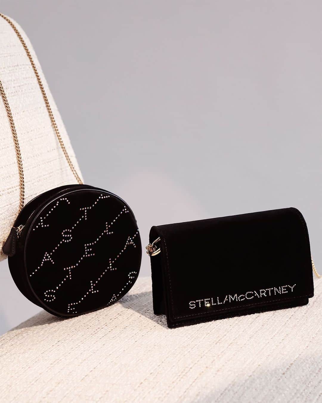 The Outnetのインスタグラム：「Dear @stellamccartney, we need all of your bags, right now. Love, everyone.   Shop all your favorite Instagram looks, just visit the link in bio」