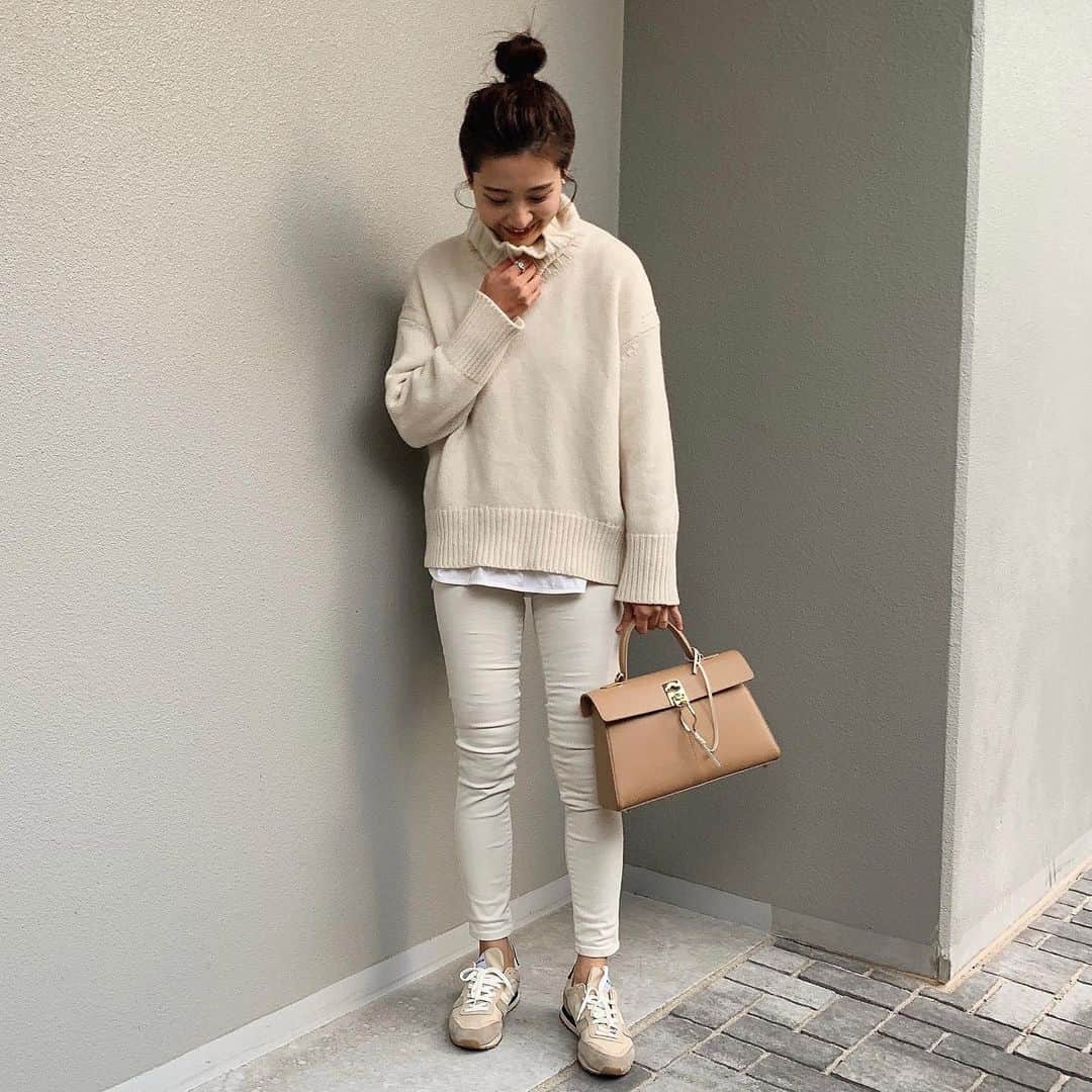 Hiromi Ｍaedaのインスタグラム：「先日の ホワイトコーデ♡ ・ 週のほとんどがデニムにスニーカーです！👖👟🙈 ・ ・ UNIQLOの#ウルトラストレッチジーンズ はストレッチ効いてるからほんと動きやすい！ アンクル丈でカットするのがオススメ☺︎✂︎✂︎ ・ ・ ・ #コーディネート#ユニデニ#デニムコーデ」
