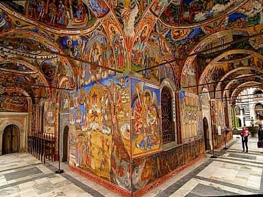 タビイクさんのインスタグラム写真 - (タビイクInstagram)「. 【71.ブルガリア共和国🇧🇬】  世界遺産にもなっている#リラ修道院 はブルガリアで最も有名な正教会です。  美しい造りの建物で、特に見るものを魅了するのが一大フレスコ画の世界✨  外壁と天井のほぼ全てに描かれている色彩豊かな#フレスコ画 は、圧倒的な迫力です😳  .  ブルガリアと聞いてヨーグルトを思い浮かべた人も多いはず。毎年7月には、ラズグラドという町でヨーグルト祭りが開かれるんです🐄  ヨーグルトだけではなく、世界最高峰のバラの産地としても有名🌹世界中で作られるローズオイルの約7割がブルガリア産だとか🇧🇬  【#タビイク世界制覇 】  photo by Altours-bg/ask ideas  ✼••┈┈••✼••┈┈••✼••┈┈••✼••┈┈••✼ ••┈┈••✼ ﻿  \\写真で世界全ての国を巡る［写真で世界制覇］//  海外に行けない今だから 他の国のこともっと知ってみませんか？  @tabiiku をタグ付けすると、お写真が紹介されるかも！？  ✼••┈┈••✼••┈┈••✼••┈┈••✼••┈┈••✼ ••┈┈••✼  #絶景 #タビイク #ブルガリア #Bulgaria #ヨーロッパ #秘境  #世界遺産 #誰かに見せたい景色 #traveler #travellover #タビジョ」2月10日 20時13分 - tabiiku