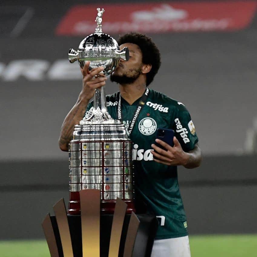 ルイス・アドリアーノのインスタグラム：「#TBT 🏆」