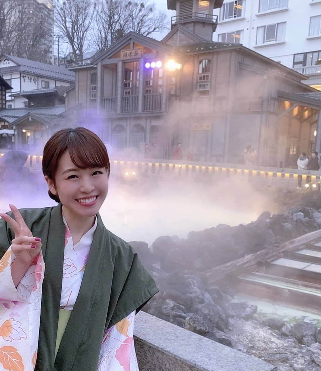 栗田萌のインスタグラム：「温泉行きたいな〜♨️✨ 一日中ずーーっと温泉入って、ぽかぽか癒されたい(*´꒳`*)💕  以前行ったときのお写真。 上着脱げばよかったーー😭笑  またいつか行けるといいな🤗🌸 #草津 #温泉 #草津温泉 #湯畑 ♨️🏓🍵🍡」