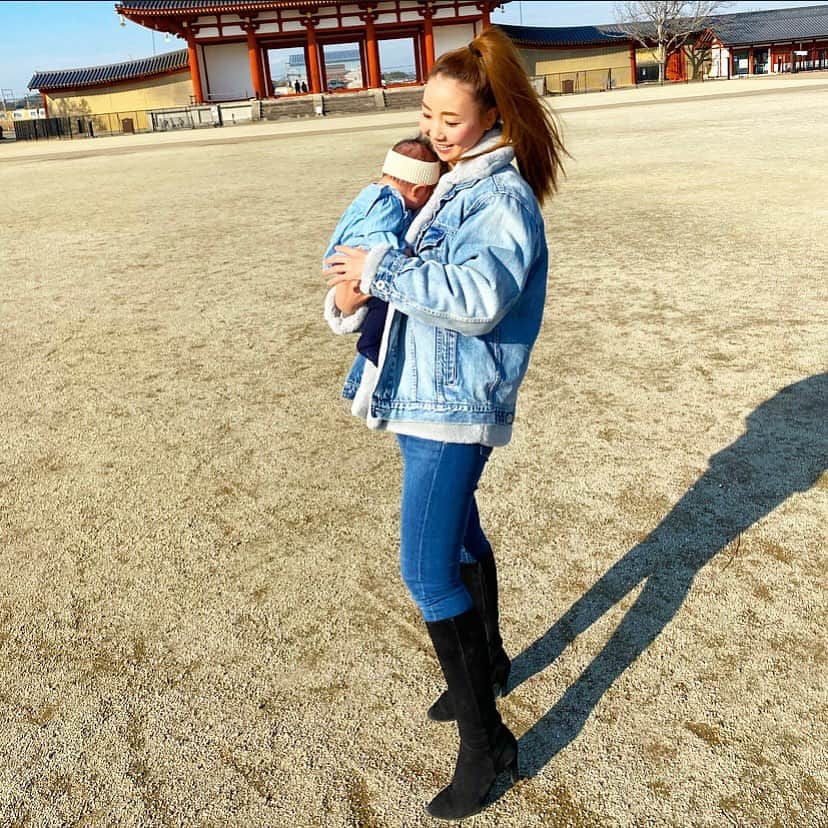 Saoriのインスタグラム：「天気良かったから平城京の朱雀門広場行ってきた😆 37歳ママと2カ月ベビの#リンクコーデ 💜 #3姉妹#3姉妹ママ#ママリ#家族写真#女の子ベビー#赤ちゃん#令和ベビー#ファッション#コーデ#キッズコーデ#キッズファッション#プチプラ#ベビー服#ベビーフォト#ママ#2ヶ月baby #デニム#デニムコーデ #fashion#code#ootd#baby#sister#gap#gapbaby#ユニクロ#gu#gyda#instagood」