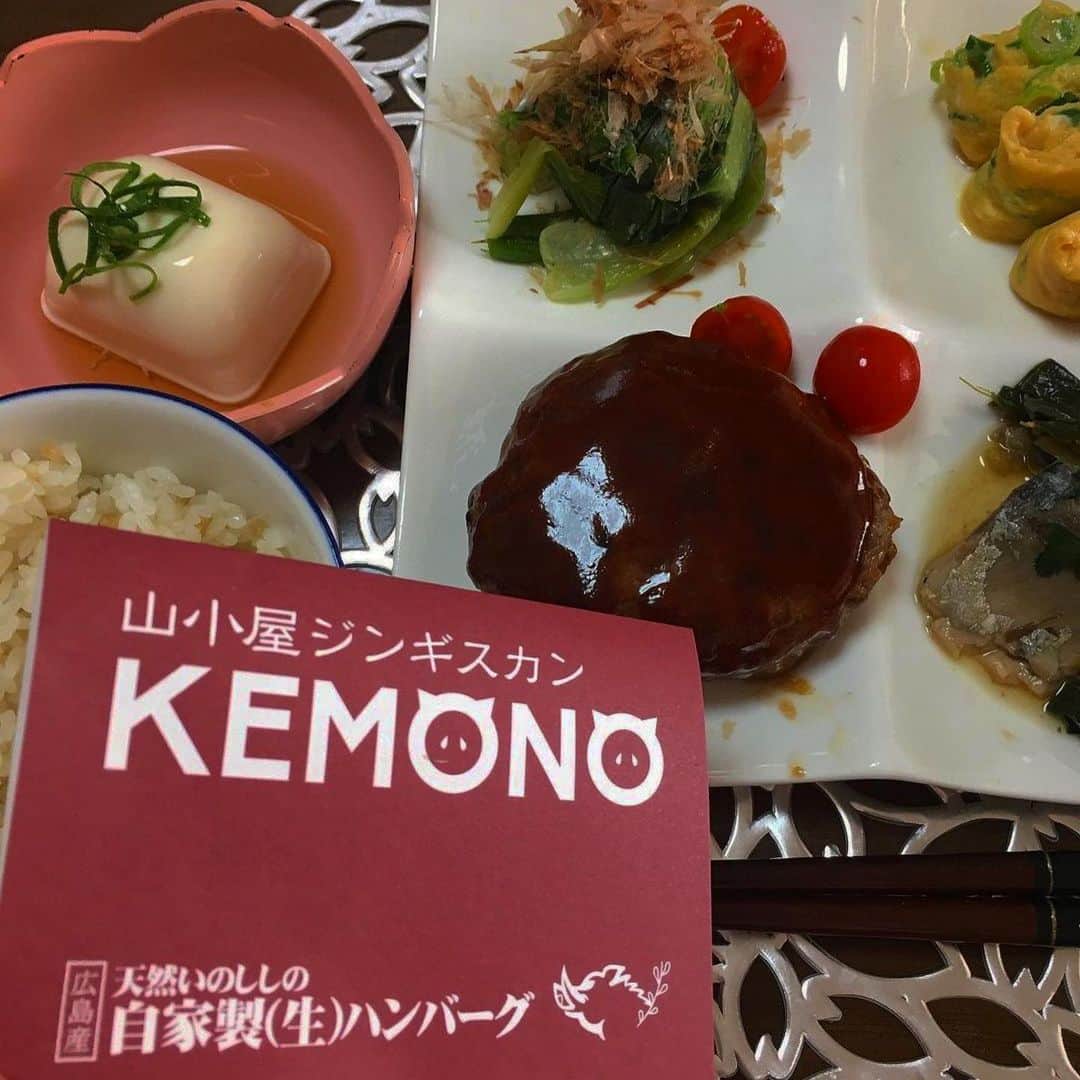 KEMONOのインスタグラム：「. . 動画までありがとうございます😳✨ ソーセージとハンバーグの肉汁がたまりませんね🤤❤️ . . #Repost @hisaminminmin with @make_repost ・・・ おはようございます🥰  毎朝ストーリーズに postしてる🍽 朝ごはん見てくれてるかな？ だと嬉しいな☺️  おうち時間を少しでも楽しみたくて #お取り寄せ  ジビエ肉セット（猪肉ハンバーグ・猪肉ソーセージ・生ラムさいぼし）  @kemono1215  まずはハンバーグから 朝食に焼いてみた⭕  食べごたえのある美味しい ハンバーグ😋 いつもの我が家のソースで いただいたよん🙆‍♀️  ソーセージとさいぼしは 夕食の1品に👍  ソーセージは味が濃厚で ジューシーで美味⭕  さいぼしはフライパンで 炙る感じで焼いて 食べたけどパクパクジャーキー みたいでハマるおいしさ◎  ❥猪肉ハンバーグ 猪肉の旨味が詰まった 肉汁が溢れる特性ハンバーグ 猪の脂は甘みがあり、しつこくない上に ヘルシーだという◎ フライパンに残った脂で作った グレービーソースをかければ、 本格レストランの味をご家庭で実現できるよ⭕  ❥猪肉ソーセージ 猪肉の旨味を引き出す、特製のハーブが練りこまれたソーセージでしっかりしたうま味なのに、後味はさっぱりしているの⭕  ❥生ラムさいぼし 希少な国産生ラムを独自の工程でさいぼしに加工✨ しっとりやわらかく、噛むほどに肉の旨味が溢れます👌  なかなか食べる機会のないお肉を 堪能できて大満足🤗  いつも見てくれてありがとう💜❤💙💚  ハッピースマイルで週中水曜日も 元気でね😊  皆様に幸せふりそそぎますように🌈  #食べるの好きな人と繋がりたい  #ジビエ専門店 #ジビエ #ジビエ肉 #ジビエ通販 #ジビエ料理 #生ラム #イノシシ肉 #お取り寄せグルメ #お取り寄せ #通販グルメ #千日前グルメ #大阪グルメ #通販 #肉 #食レポグラム #食レポ #おうちごはん #グルメ #グルメ好きな人と繋がりたい #グルメスタグラム #インスタフード #インスタグルメ #肉 #肉料理 #肉スタグラム #ハンバーグ #ラム肉 #ラム #ソーセージ」