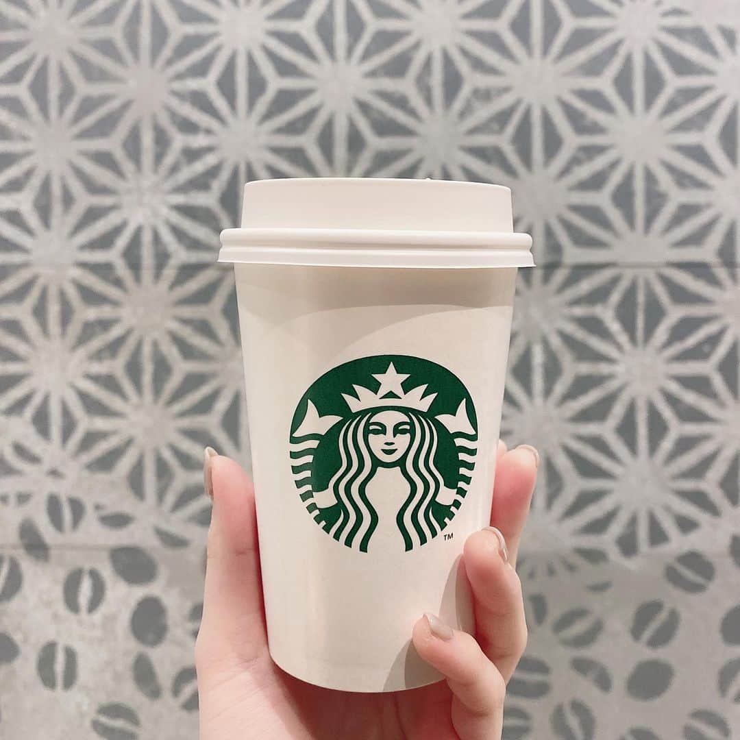 横山なつみのインスタグラム：「☕️🌲 . . . 最近のスタバは スターバックスラテに キャラメルソースかけてもらうの マイブームきてる🤎🤎 . スタバのカスタムでおすすめ あったら教えてほしい〜〜 . . .」