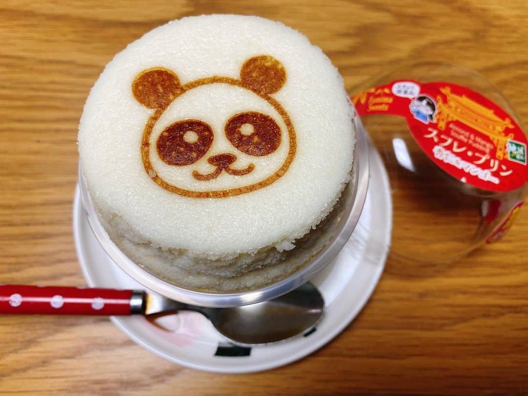 倉田雅世のインスタグラム：「ひさしぶりにコンビニスイーツを買ってみたよ。 スフレプリン、杏仁＆マンゴー。なんだか盛りだくさん。 パンダがかわいいね。」