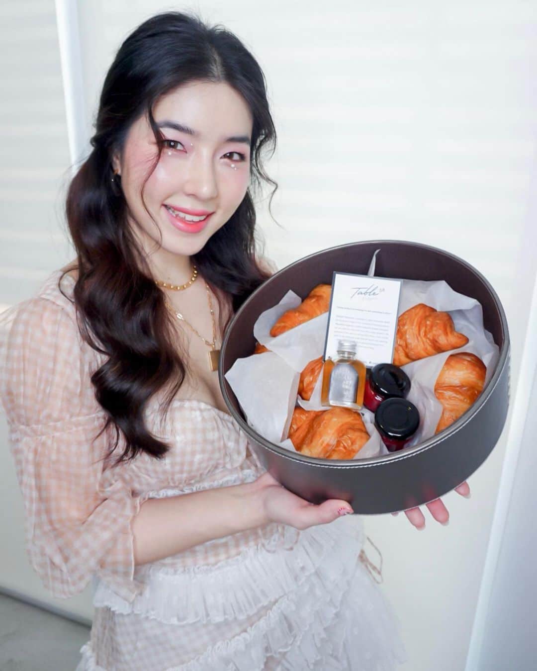 GYEON SEOのインスタグラム：「_* My honey valentine 💗 . . เชฟมิชลินสตาร์ แอนดี้ ยัง พร้อมเปิดเตาหอมกรุ่นเสิร์ฟ “ครัวซองท์” ระดับพรีเมี่ยมในตำนานเอ็กซ์คลูซีฟการผลิตต่อวันจาก Table38 Parisserie ด้วยความ “บางเฉียบ” รอบนอก ความกรอบในคำแรกจะตามด้วยความประหลาดใจของ Texture ด้านในเนื้อฟูชั้นเรียงตัววิจิตรกับความเหนียวนุ่มประหลาดใจในคำต่อๆไป ด้วยเทคนิคพิเศษเฉพาะตัวรังสรรค์ทุกขั้นตอนการทำ ไม่พลาดทุกอุณหภูมิ เพราะทุกสัมผัสของคุณคือความละเอียดและใส่ใจจากเรา  พิเศษสำหรับเทศกาลแห่งความสเน่หา เตรียมคู่ “น้ำผึ้งป่าโพรง” จากป่าชุมชนบ้านห้วยหินลาดใน จังหวัดเชียงราย สีอำพัน หอมหวานเย้ายวนหนึ่งเดียวในไทย  Pre-order 1 day advanced 10:30-20:00  Line @table38patisserie https://lin.ee/Shxc4gH  🥐Valentine set ราคาเซตละ 1,800  บาท สามารถสั่งจองได้ตั้งแต่วันนี้จนกว่าสินค้าจะหมด    #ครัวซองท์เทเบิ้ล38กินกับอะไรก็อร่อย #table38patisserie #michelinstar #michelinguide #michelinthailand」