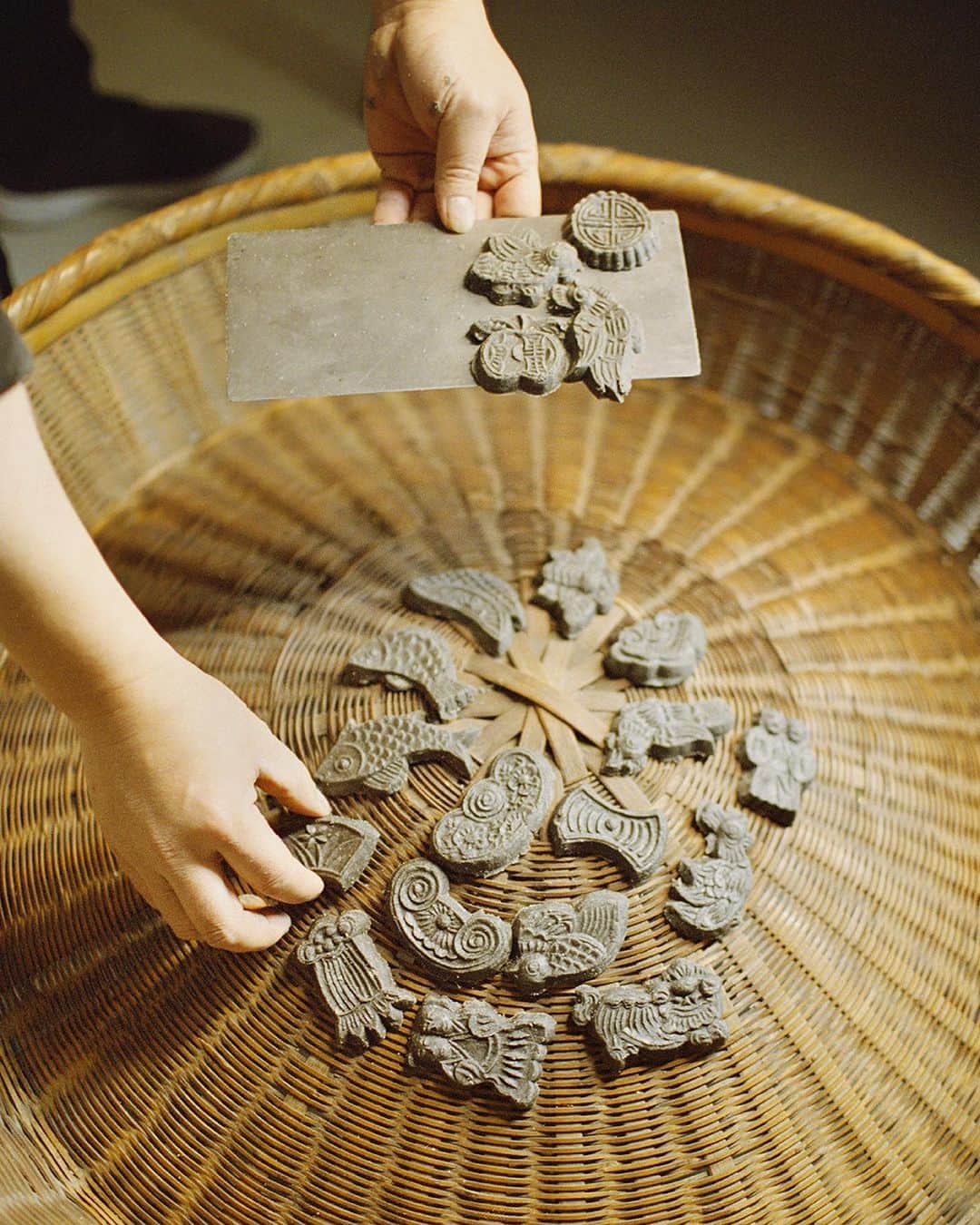 Loeweさんのインスタグラム写真 - (LoeweInstagram)「Celebrating the symbiosis between craft, family and tradition, we visit three families passing traditional Chinese folk art techniques on to the next generation.   Yuting cake is a traditional pastry with an intricate sculptural form; it is historically made in the Huizhou region to celebrate the Lunar New Year.   See more on loewe.com   •   辛丑新春，LOEWE罗意威《家·承》中国年专题迎来第三季，我们走访四川、安徽与陕西三个传统工艺世家，继续以影像书写属于春节、家庭与工艺的传承故事。   徽州腊月，新春团聚，渔亭糕便被搬上台面。这一传统糕点被称为“能吃的徽州石雕”， 通过多变的吉祥纹样，承载着代代相传的美好祝愿。   #LOEWE #LOEWEcraft #LunarNewYear」2月10日 20時15分 - loewe