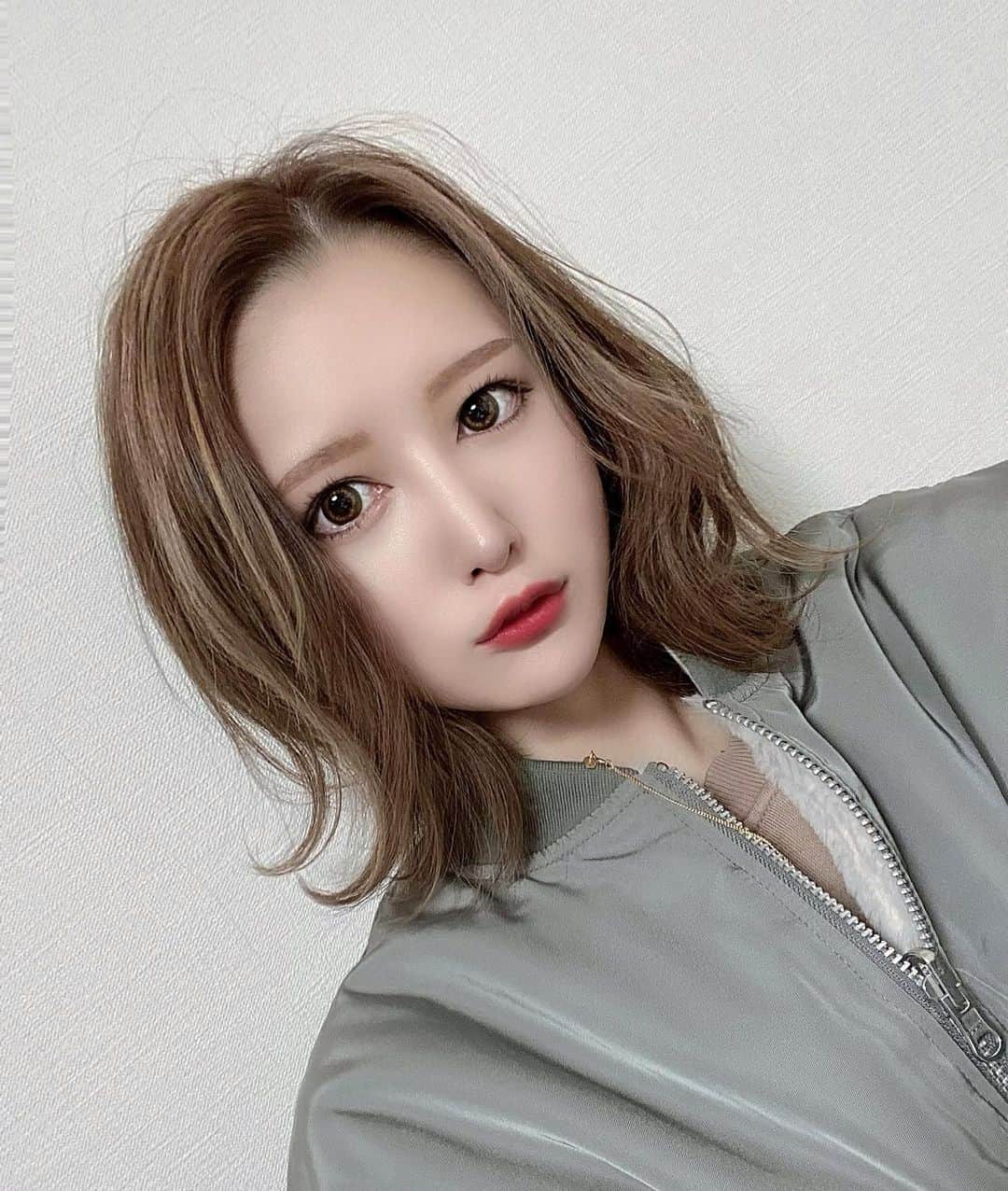 長沼まゆのインスタグラム：「New hair✂︎ 髪色が天才的すぎる✂️ もっと明るくするか悩むよね 来月までにいろいろ案ください笑  #ハイライトカラー #ボブヘア #ミルクティーベージュ #グレージュ #外国人風カラー #透明感カラー #外ハネヘア #gyda」
