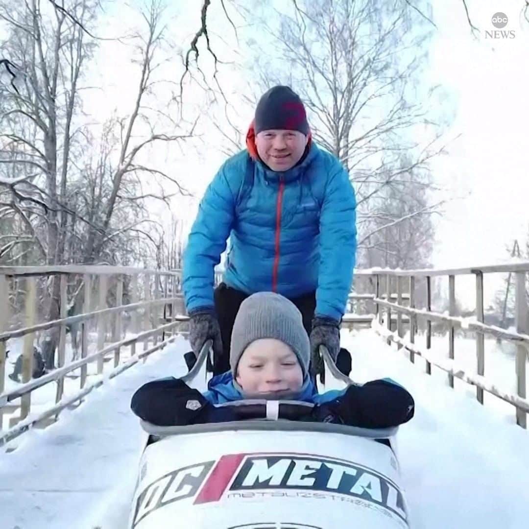 のインスタグラム：「ONE COOL DAD: This father went the extra mile to stop his kids sitting around in front of the TV, by building a bobsleigh track in his garden. #bobsled #bobsleigh」