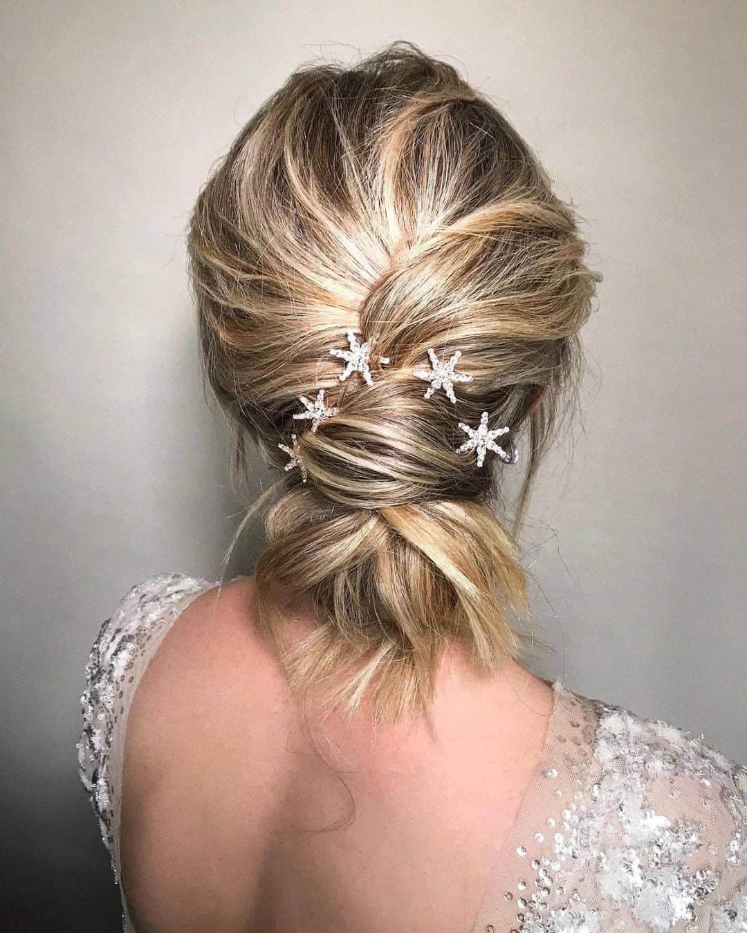 ghd hairさんのインスタグラム写真 - (ghd hairInstagram)「Valentine's date night styling 💞🌹 This delicately embellished updo is perfection 👌 @les_allures   #ghd #feeltheheat #datenight #valentinesday #hairstyling #hairgoals #intricateupdo #embellishedhair」2月10日 20時15分 - ghdhair