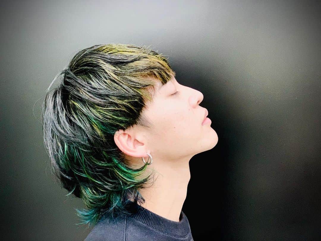 三山凌輝さんのインスタグラム写真 - (三山凌輝Instagram)「New hair color. ✂️  #西村カット #turquoiseblue × #yellowgreen  #ウルフカット  #三山凌輝」2月10日 20時16分 - ryokimiyama_official