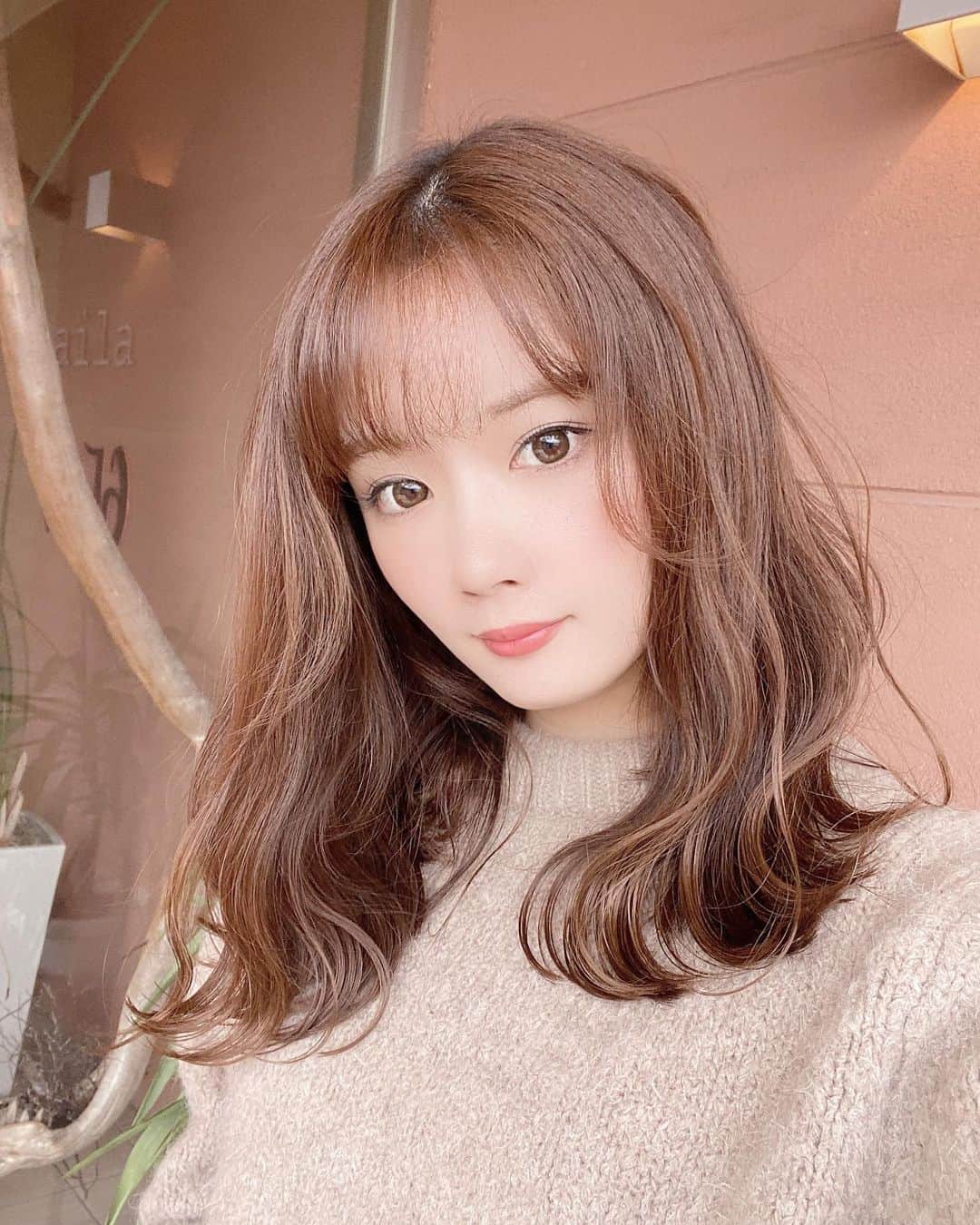 畠中清羅 のインスタグラム：「久しぶりに10㎝以上カット✂️  いつも切る時は事前にとかじゃなく その場で突然衝動に駆られて切るの😂  娘も前髪チョキチョキしてもらったよ〜  @newstyle_aila さんがいつも 優しくて娘にもとっても優しくしてくれるので 本当に助かってます🤦‍♀️❤️  いつもありがとうございます🌸🌸」