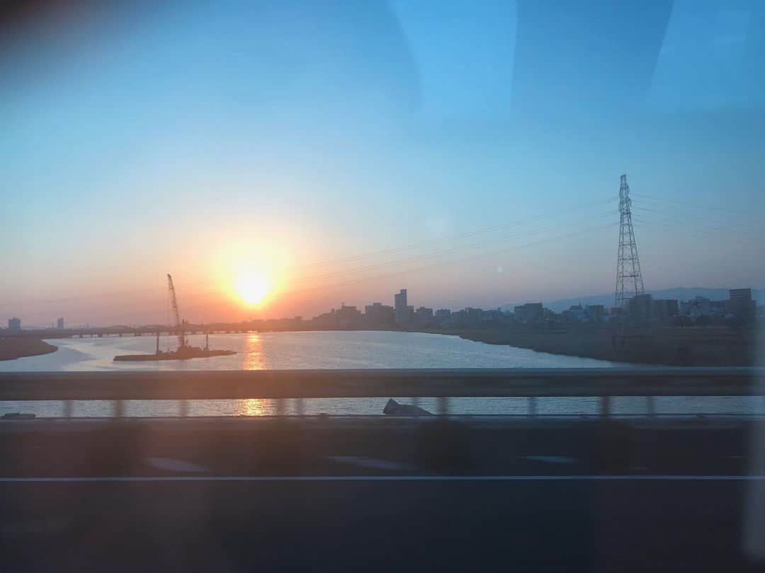 MIHOのインスタグラム：「夕陽を楽しみながら伊丹空港へ  あーーーーーっ！ 神田伯山さんの講談みつけてイヤフォンをセット  くぅーーーーーっ  うれしい☺︎  が、しかし  飛び立つ前の説明で猛烈な眠気...  業務連絡  無事に終わり帰ります  ねもすぎマス  #神田伯山 #JAL #講談 #がおら寄席  #飛行機」