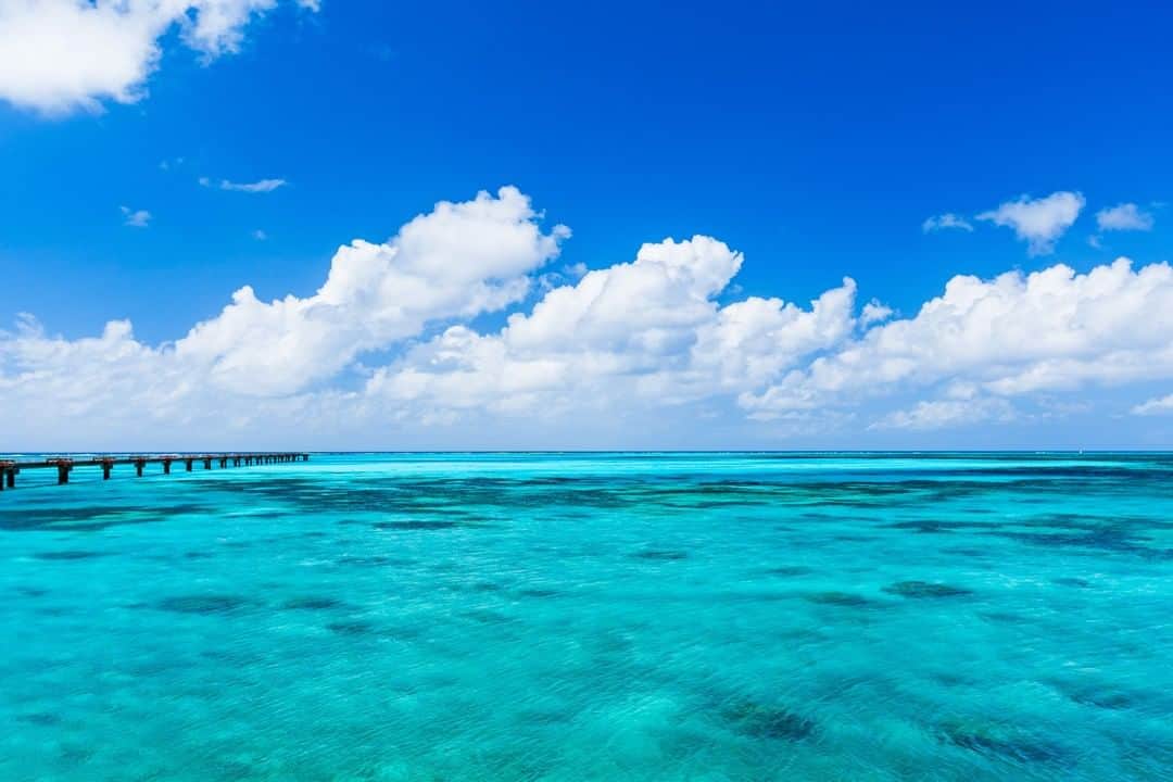 おきなわLikesのインスタグラム：「透明度の高い沖縄の海は🐠🐡🐟 浅瀬はエメラルドグリーン、沖に行くにつれてどんどん藍色になる青のグラデーションがとっっっても綺麗🌊✨ ずーーーっと眺めていられる、そんな素晴らしい絶景が沖縄にはたくさんあります🌊✨  今日も1日ご苦労さまでした☺  #下地島 #離島 #おきなわLikes #沖縄 #okinawa #japan」