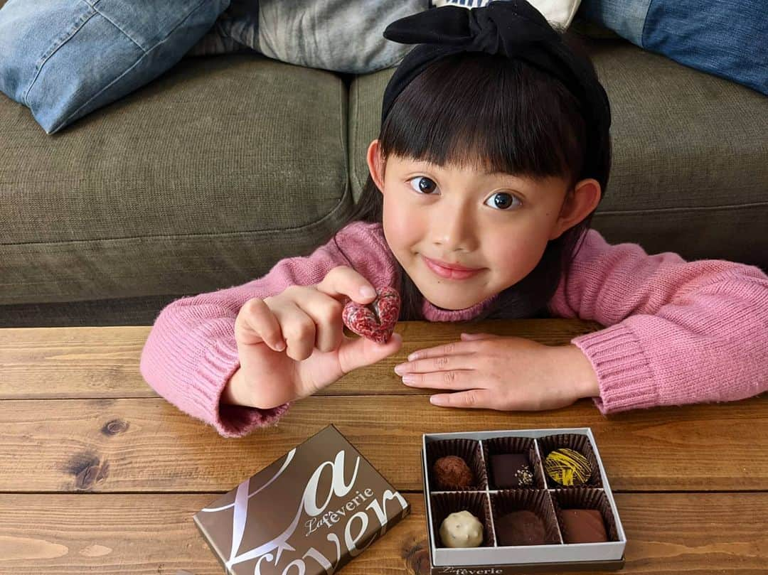 えりのインスタグラム：「🍫💗 . . 大切な人へのValentineに 今年はお家でほっと一息しながら安心して食べられる 甘くて美味しい癒しのチョコレートを♡ . . 熟練ショコラティエの巧みな技から創り上げる逸品 @daskajapan の【 ラ フェヴァリ 】🍫 . フランス老舗メーカーのショコラティエへ特別に依頼して 数量限定で直輸入した年に一度の数量限定品*° . 見た目も可愛くて なぁちゃんには やっぱりハート❤の形をとられてしまった😋 . . ストーリーにURLを貼ってあるのでぜひcheckを☺︎✓ . . #ラフェヴァリ #ダスカコレクション #バレンタイン #ホワイトデー #チョコレート #pr」