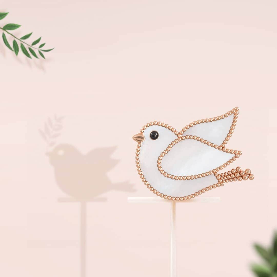 CeCi Thailandのインスタグラム：「Van Cleef & Arpels  ร่วมเฉลิมฉลองเทศกาลตรุษจีน 2563 เสริมความสุขและความโชคดีผ่านเสน่ห์แห่งดีไซน์อันน่าหลงใหลของคอลเลคชั่นประจำเมซงไม่ว่าจะเป็นคอลเลคชั่น Alhambra, Perlée และ Lucky Animal ซึ่งสามารถจับคู่สอดคล้อง ส่องประกายสุกสว่างซึ่งกันละกันอย่างกลมเกลียว เสริมพลังความเป็นสิริมงคลแลอันโดดเด่นตลอดทั้งปี ด้วย "สีแดง สีทอง"  ที่ชาวจีนเชื่อว่าสีแดงเป็นสีแห่งโชคลาภ ความสมบูรณ์พูนสุข ความเข้มแข็ง ส่วนสีทองช่วยส่งเสริมอำนาจ วาสนา ให้มีความเจริญรุ่งเรือง   #VCAalhambra  #VCAperlee  #VCAluckyanimals @vancleefarpels」