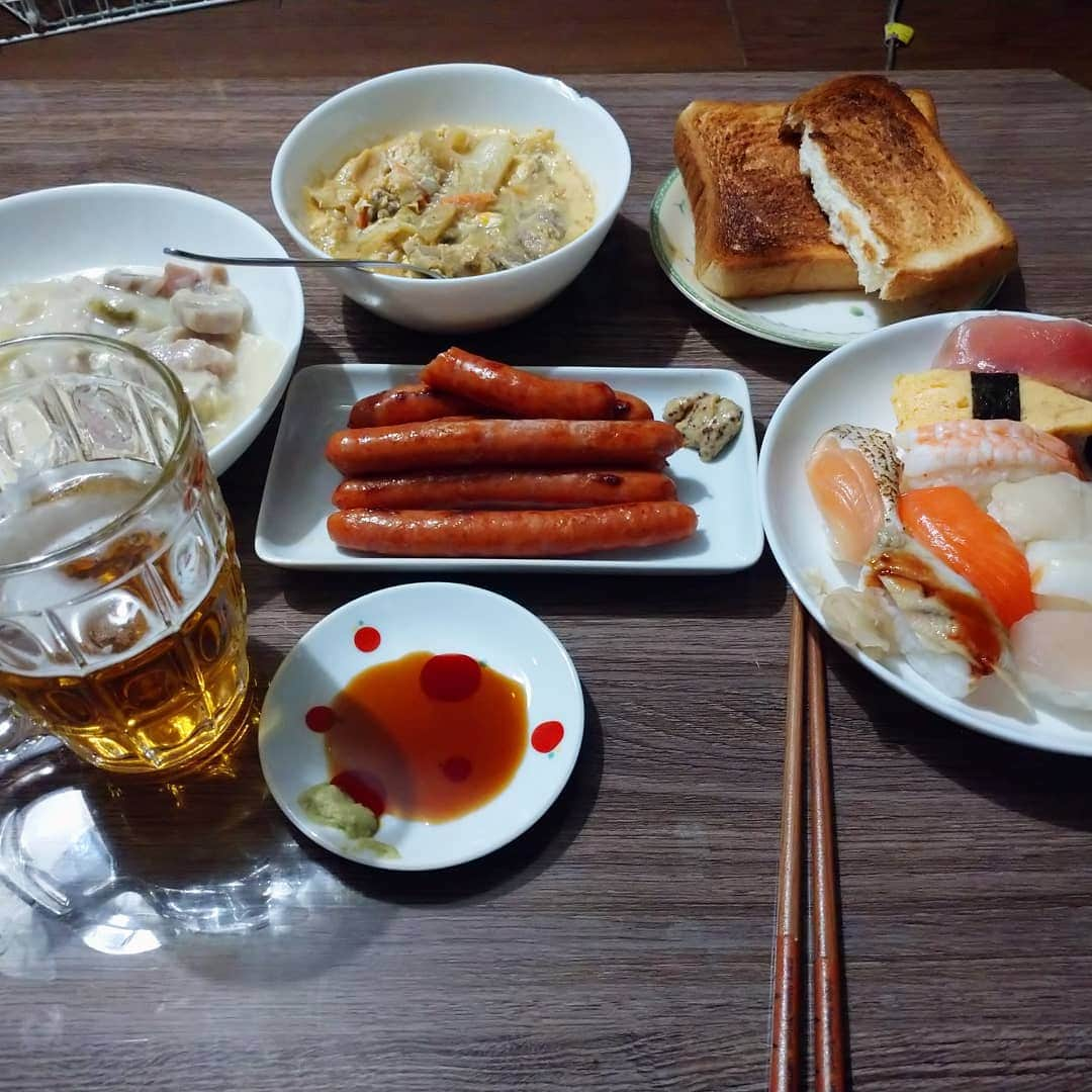 橋本和樹のインスタグラム：「本日のズボラ飯な食卓 #ズボラ飯 #自炊飯 #ドケチ飯 #プロレスラーが作る飯 #酒飲みの味 #基本茶色 #基本酒飲み」