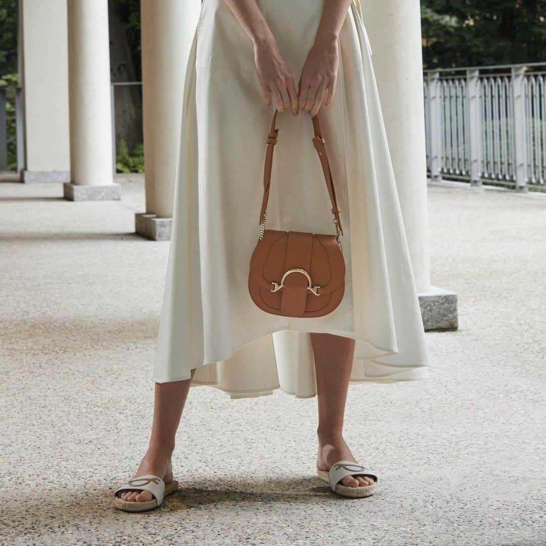 ボルボネーゼさんのインスタグラム写真 - (ボルボネーゼInstagram)「it’s almost show-it-off-shoulder season!  be ready with our 110 bag in fine leather made in Italy - find her in the link in bio #ss21  #borbonese  #110bag」2月10日 20時23分 - borbonese