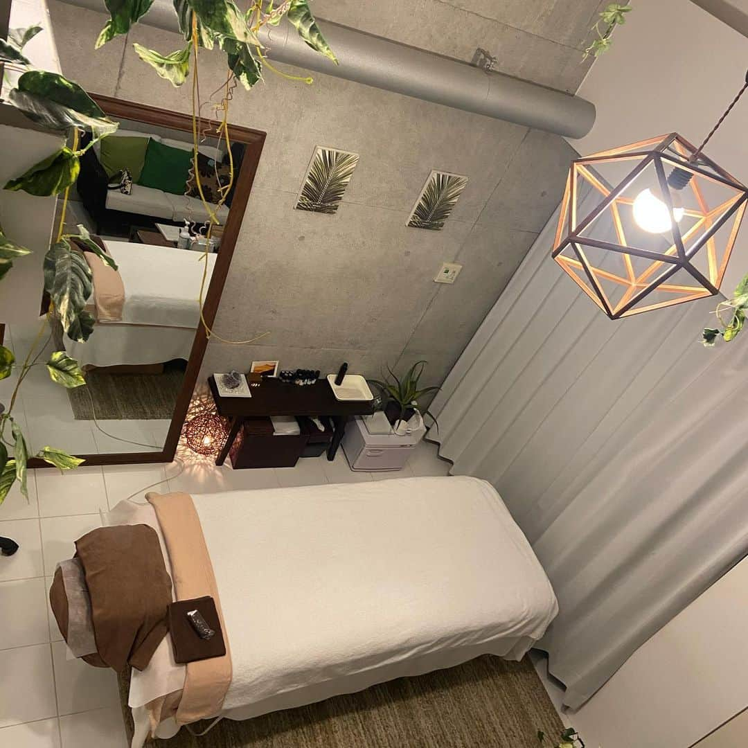 𝑀𝑎𝑘𝑖𝑀𝑖𝑘𝑢さんのインスタグラム写真 - (𝑀𝑎𝑘𝑖𝑀𝑖𝑘𝑢Instagram)「パジャマ😴 トップスショート丈なのしくった お腹寒い。 ・ ・ ・ >>>> 昨日、都立大学にある @lovena_salon さんでアロママッサージを受けてきた🌿 アロマの香りも選べて枕元にもその香りをセットしてくれるの🥀 1時間の施術リラックスして途中眠ってしまってあっとゆう間に終わっちゃった💭 映えてるデザイナーズマンションの一室で静かな雰囲気の所にあるから都会とは思えない落ち着いた空間でした✨ ・ ・ ・  #コルギ#経絡リンパ #経絡 #リンパマッサージ#アロマトリートメント #サロン #ブライダルエステ #プライベートサロン #隠れ家 #筋膜リリース #ヘッドマッサージ #ハーブティー #都立大学 #目黒区 #自由が丘 #学芸大学 #都立大マッサージ #リラクゼーション #究極の癒し #デトックス」2月10日 20時23分 - makimiku001