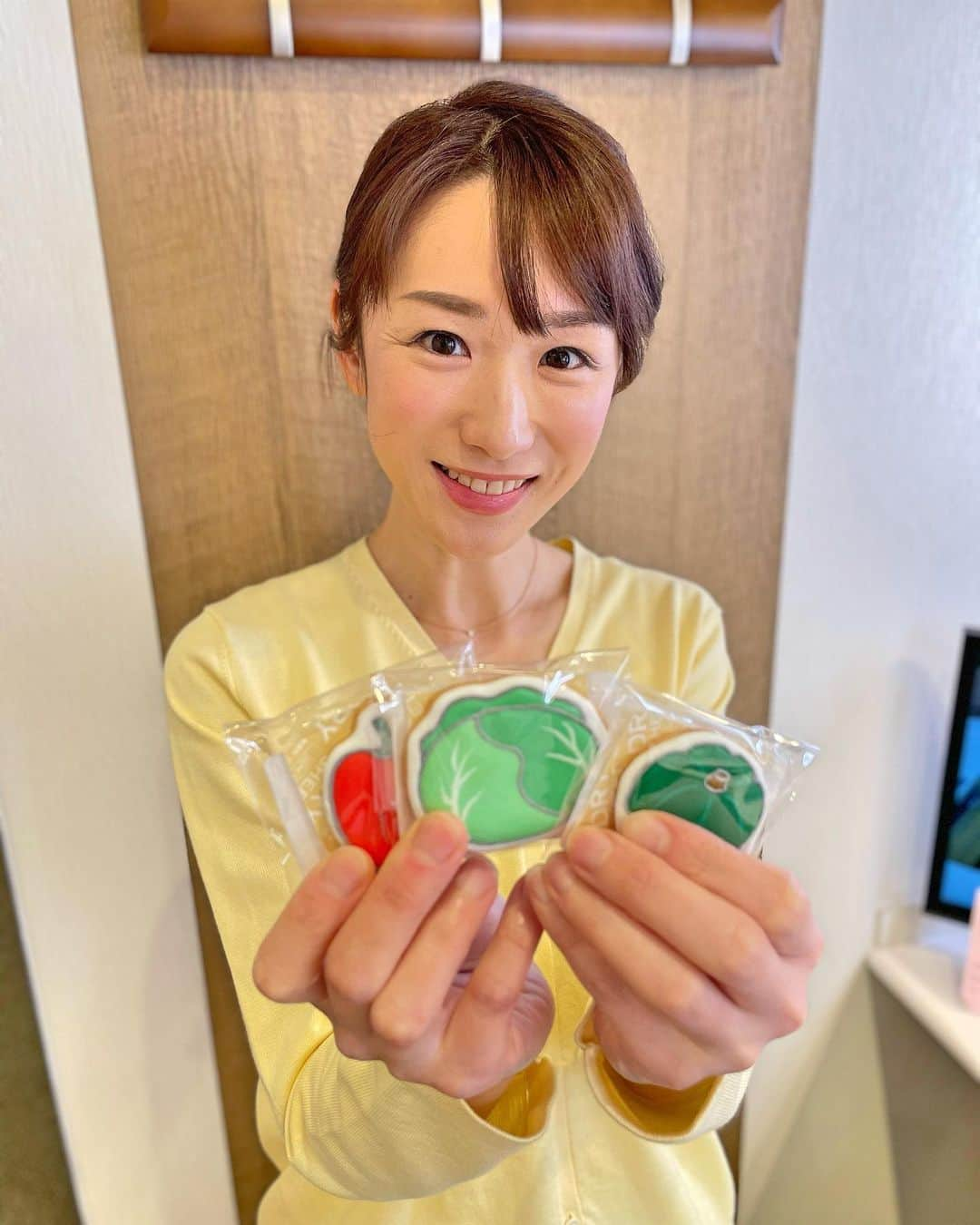 堂真理子さんのインスタグラム写真 - (堂真理子Instagram)「今日は「おかずのクッキング」の収録で、先日お誕生日を迎えられた土井先生のお祝いをさせてもらいました✨ コロナ禍でケーキを分け合うことが出来ないため、今年はクッキーでお祝いをさせていただきました🍪このクッキーがまたカラフルで可愛くて、、、🥰見ているだけで、癒されました💕 土井先生、おめでとうございます🎉✨  　#今日 は 　#おかずのクッキング の 　#収録 でした 　#土井善晴 先生の 　#お誕生日 の 　#お祝い をしました 　#おめでとうございます  　#料理 #テレビ朝日 　#堂真理子　#アナウンサー」2月10日 20時23分 - mariko_do