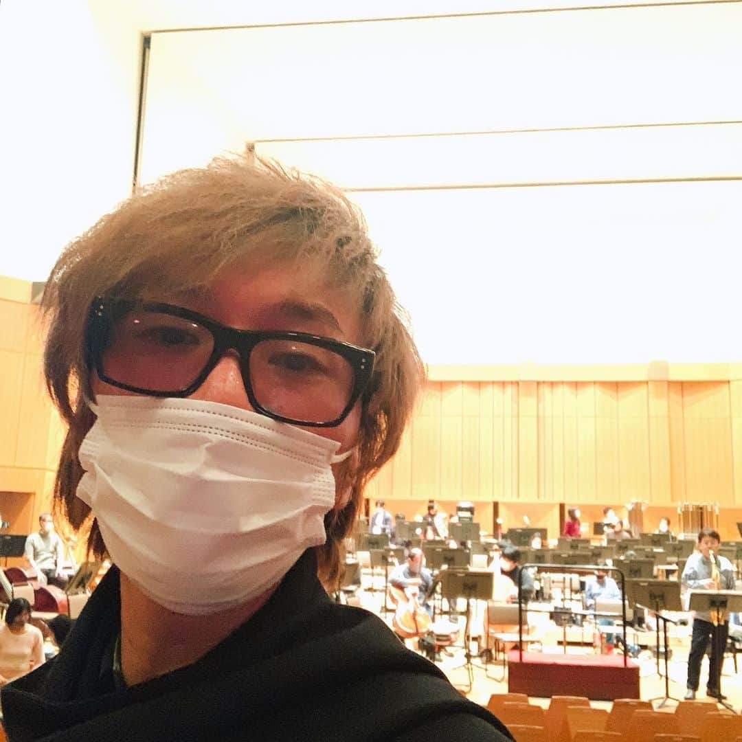 菅野祐悟のインスタグラム：「2月13日14時からサントリーホールで行われる東京シティフィルさんの定期演奏会のリハーサル、2日目が無事終わりました。 僕が作曲した、サクソフォン協奏曲が世界初演されます。  SAXの須川展也さん凄い！！ 東京シティフィルさんも素晴らしいです！ もちろん指揮者の藤岡幸夫さんも最高！  そしてチケット完売しました。ありがとうございますm(__)m  あと一日リハーサルがありますが頑張ります！ たぶん最高傑作になっていると思います。」