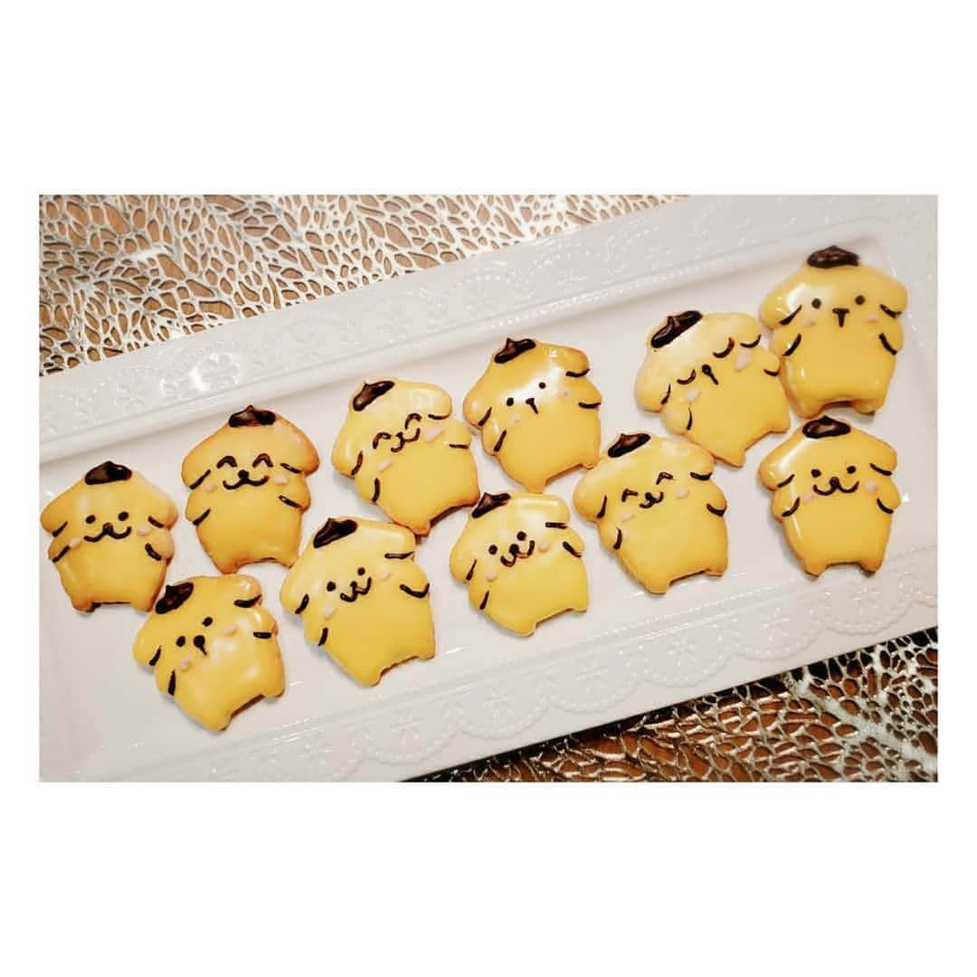 坂本詩緒里のインスタグラム：「明日のバレンタインチャレンジ用にクッキー作って欲しいとリクエスト頂いたので大好きな#ポムポムプリン の#クッキー 作りました😊 (マスク、手袋着用)  専用キットがあったのでめっちゃ#簡単レシピ でした🎵  それにしても絵心ないなーw  #バレンタイン #お菓子作り #アイシングクッキー #cookie #InstagramJapan」