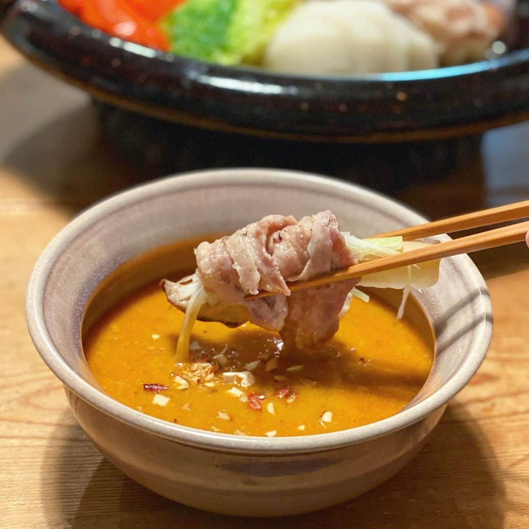 松本孝美さんのインスタグラム写真 - (松本孝美Instagram)「蒸し豚&野菜  先日、お店で食べた蒸し豚が美味しかったので早速うちでも  土鍋に水を入れ、辻和金網さんのしっかりとした丸網をひっかけて蒸し器に  野菜としゃぶしゃぶ用肩ロースを並べ 蒸し上がったら白髪ネギをのせて 再度さっとひと蒸し  つけダレは胡麻油&塩と そろそろ賞味期限と気になっていた 無印良品のレトルト食品 #胡麻味噌坦々スープ   お鍋に出して水とお酒少しづつ加えてのばし、甘みも加えました 器に移して刻んだナッツも  #蒸し豚#蒸し野菜#白菜#エリンギ#椎茸#マッシュルーム#蕪#パプリカ#白髪ネギ#土鍋#黒鍋#土楽窯#丸網#辻和金網#無印良品#レトルト」2月10日 20時35分 - t_mimi1414