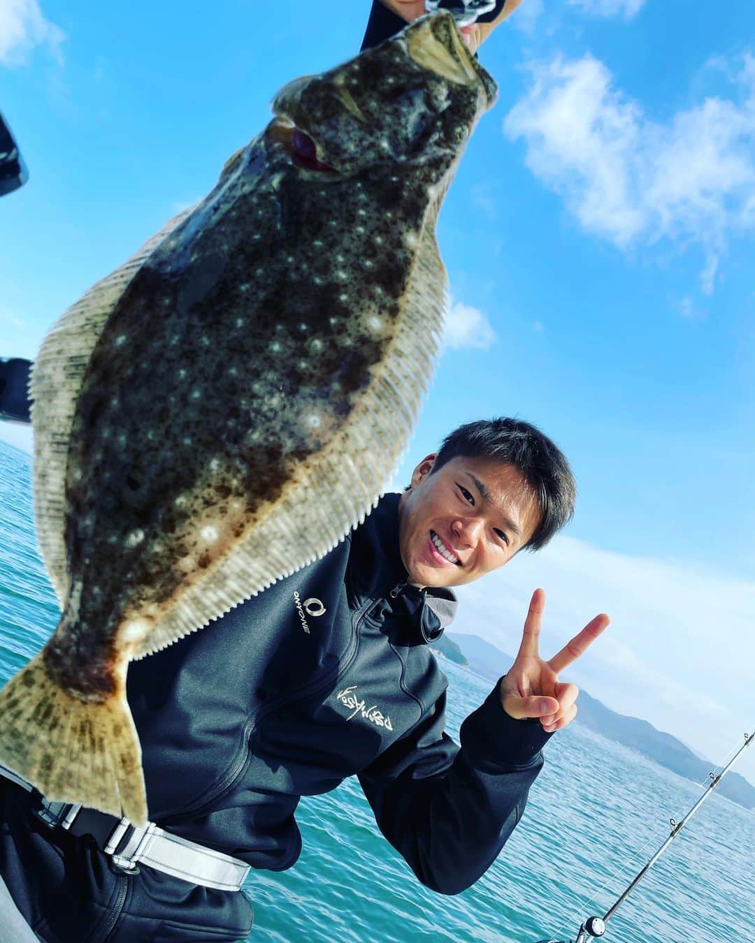 山本由伸さんのインスタグラム写真 - (山本由伸Instagram)「オフシーズンの釣果🐟 釣りは最高です✨🎣 オフシーズンの釣りがあるからまた野球も頑張れます。🔥笑  #釣り#ヒラメ#瀬戸内海 #山本由伸」2月10日 20時35分 - yoshinobu__yamamoto