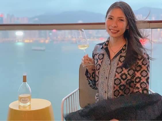 上野由美子のインスタグラム：「・﻿ 【超簡単！！お客様が本当に必要としているものを見つける方法】﻿ ﻿  ＼香港のリゾート地で生活中！／ ﻿ ﻿ 日本全国♡世界を飛び回る💕﻿ シンデレラ起業塾主宰✨﻿ 起業プロデューサーの上野由美子です 🤗﻿ ﻿ ﻿ メニューをリニューアルしたい！！﻿ 新しい商品・サービスを始めよう！！と﻿ 思ったとき、﻿ どこから手をつけますか？﻿ ﻿ ﻿ 頭をひねって、﻿ 需要がありそうだとピンっと来たものを﻿ メニュー化する、なんて方法を﻿ 取っていませんよね！﻿  ﻿  ﻿ 新しい商品を作ったけれど、﻿ 思っていたよりも申し込みがなかった…💦﻿ こんな経験をしたことがある人は、﻿ 多いですよね。﻿ ﻿ ﻿ ﻿ ﻿ ﻿ 新しいことを始める前に、﻿ お客様が何を必要としているのかが、﻿ わかったら便利じゃないですか？﻿ ﻿ ﻿ 私もたまに、やるのですが、﻿ お客様の需要を﻿ 調べる方法があるんです。﻿ ﻿ ﻿ それは、﻿ お客様に聞いちゃうこと💕﻿ ﻿ ﻿ こんな企画を考えています！﻿ どれに一番惹かれますか？と﻿ 聞いちゃえば良いのです。﻿ ﻿ ﻿ ﻿ ﻿ ﻿ お客様の必要としているものは、﻿ いくら顧客目線に立って﻿ 考えたところで、﻿ ズレている可能性があります。﻿ ﻿ ﻿ けれど、﻿ お客様本人に聞いてしまえば、﻿ ズレる可能性がないですよね😉﻿ ﻿ ﻿ お客様のための商品なのだから、﻿ 求めているものをご提供できるのが、﻿ 一番です！﻿ ﻿ ﻿ それではまた〜💕﻿ ﻿ *・。*゜・。・o゜・。*゜・。・o*゜・。*゜・。・﻿ ﻿ 夢を叶える【シンデレラ通信】では、﻿ 新しいプロジェクトの進捗や﻿ ブログにも書けないここだけの話をお届け予定です💓﻿ ﻿ ご登録で﻿ 「幸せなお金持ちになる✨魔法の習慣資料」﻿ プレゼント中❣️🎁﻿ ﻿ プロフィールのURLをタップしてね💕﻿ @yuminoko﻿ ﻿ *・。*゜・。・o゜・。*゜・。・o*゜・。*゜・。・﻿ ﻿ #ママ起業#ママ起業塾#集客#集客支援#副業#産休#香港生活#香港移住#海外生活#海外移住#ワーママ#アメブロ集客#シンデレラ起業塾#リモートワーク#SNS起業#お申し込み #需要」