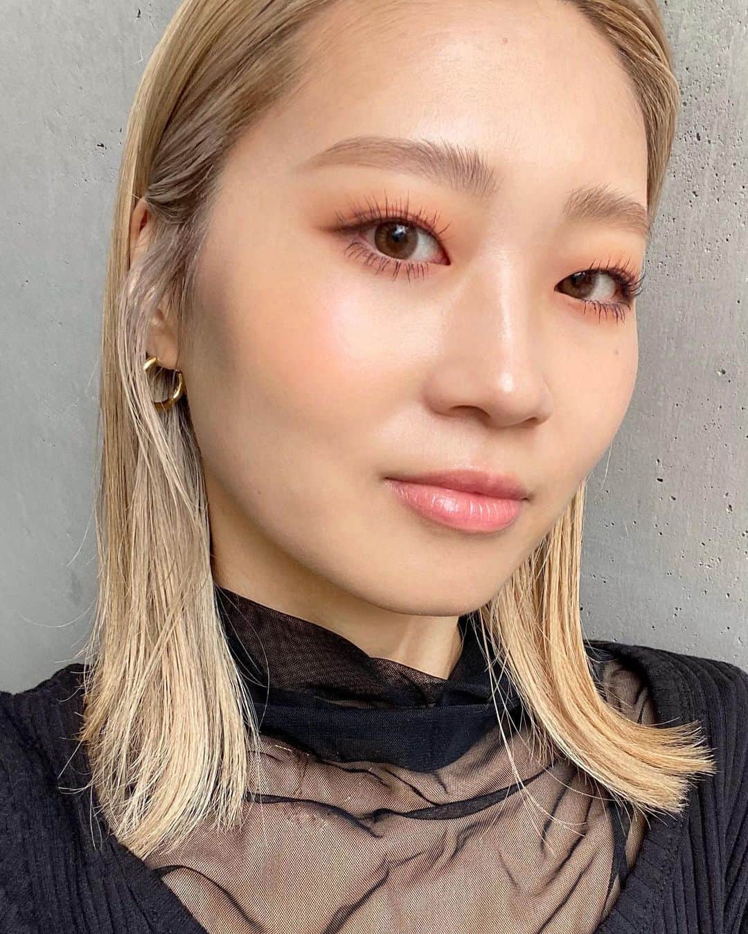 M∙A∙C Cosmetics Japanさんのインスタグラム写真 - (M∙A∙C Cosmetics JapanInstagram)「本日の『#MACライトフルC シリーズでLISAルックのローズグロースキンHOW TO』の#MACインスタライブ で使用した製品はこちらです👇 With MASAMI YAMADA @masam1101  ㅤ ご視聴いただいた皆さま、ありがとうございました✨ 時間のご都合が合わなかった方も、IGTVにてライブを公開しております。ぜひご覧ください📺 ㅤ 【使用製品】 ＊FACE ☑︎ライトフル C+ ティンティッド プライマー SPF 45 →170ブラシ ☑︎ライトフル C+ ナチュラリー フローレス SPF 35 ファンデーション →170ブラシ ☑︎エクストラ ディメンション スキンフィニッシュ / ショー ゴールド →135ブラシ（240ブラシ） ☑︎グロー プレイ ブラッシュ / グランド →170ブラシ ㅤ ＊EYES ☑パウダー キス アイシャドウ / ストライク ア ポーズ ☑︎ブラシストローク ライナー / ブラシブラウン ☑︎M∙A∙C プレップ プライム 24 アワー エクステンド アイ ベース ㅤ ＊LIPS ☑︎リップスティック / シー シアー ☑M･A･C プレップ プライム リップ ㅤ 【#MACLOVESLISA プレゼントキャンペーン】 ライトフルC+対象製品を1点以上含み、税込5,500円以上ご購入でLISAカード(3枚セット)、税込11,000円以上ご購入でポーチをプレゼントプレゼント🎁 ㅤ ※なくなり次第終了 ※お1人様1会計につき、1点までのお渡しとなります。 ※ポーチサイズ：外 H160 x W230 x D45 mm、内 H120 x W195 mm ㅤ #MACLIGHTFULC」2月10日 20時41分 - maccosmeticsjapan