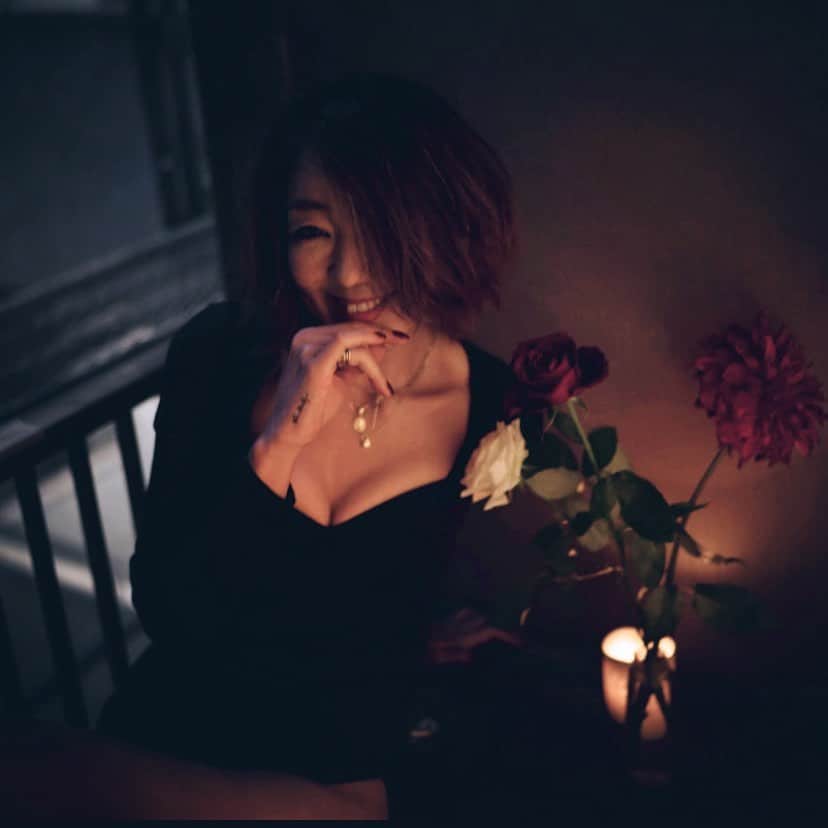 LiLyのインスタグラム：「写真セレクト中 @rkrkrk 📸 素敵な写真ばかりで ...流石です🥀✨ ヘアメイク @serendipity_yuka 💄」