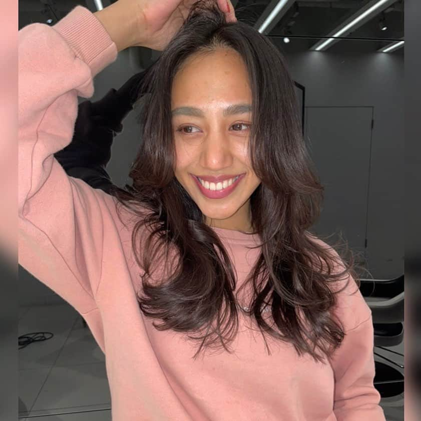 Megha Shrestha さんのインスタグラム写真 - (Megha Shrestha Instagram)「NEW COLOR 💕🍫  冬は、落ち着く暗めの色が好きです✨ 暗い色でも重たくならない私に合う色をいつも作ってくれるのが　@ayato_i_am さん🙈💕　巻かなくてもいつもセットしてる感じの髪型になってます✨  今回はいつもカサカサの私の髪の毛に天使の輪が、、🙈✨トリートメント担当してくれた @kanna___n たん、感謝感激👼🏼👼🏼  今もまだ継続中です😤😤 月に一回トリートメントはほんまに大事🥺  メンテ続きで幸せです〜✨ #shimaghair #winterhaircolor #haircolor #styling #hairstyling #myhair #メンテ　#髪の毛サラサラ #天使のわ #shimaharajyuku」2月10日 20時50分 - happy_story_14