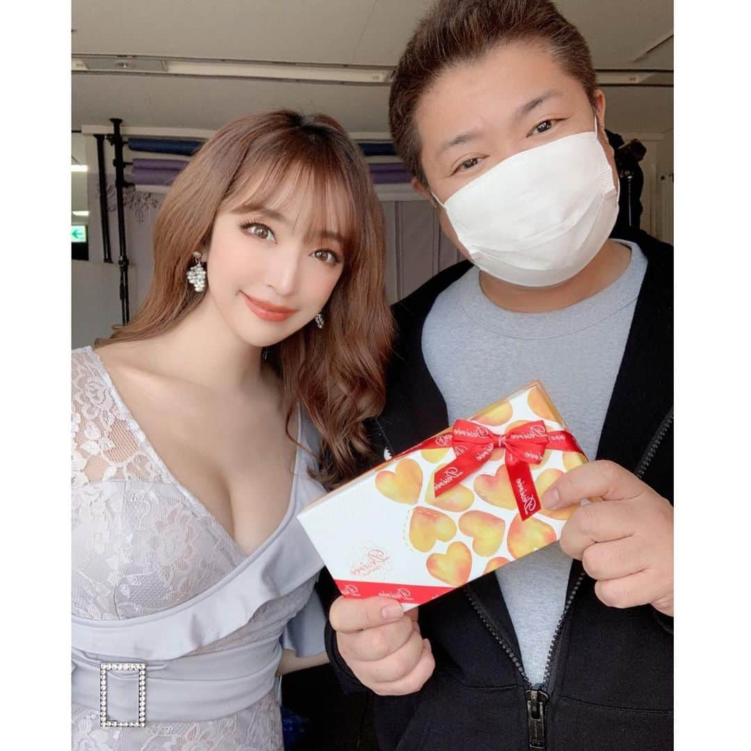 杉山佳那恵さんのインスタグラム写真 - (杉山佳那恵Instagram)「@dazzy_official  ドレス撮影行ってきたよ❤️  この新作ドレス可愛いすぎ😍  @dazzy_shacho に毎年恒例の チョコレート❤️  大きく育つのよ〜！笑  #dazzy#dress#shooting#valentine」2月10日 20時55分 - kanaxxy_0421