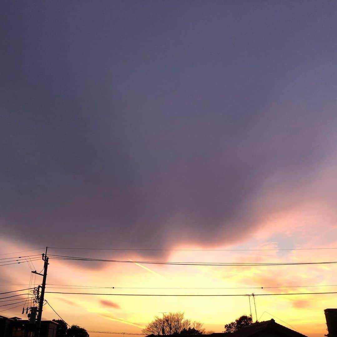純名里沙さんのインスタグラム写真 - (純名里沙Instagram)「今日の夕景はすごかった✨☺︎✨ ・ たくさん撮ったのだけど、一枚に絞れなくて、、どの写真も加工無し❗️なのですが、ポートレートにすると露出が変わるみたいです。 ・ 素晴らしい空を見ると、いつもありがとうございますって思う🌈✨感謝。 ・ #夕景 #夕焼け #マジックアワーが好き  #空のレビュー✨ #素晴らしい空 #ありがとう」2月10日 20時55分 - risajunna3158
