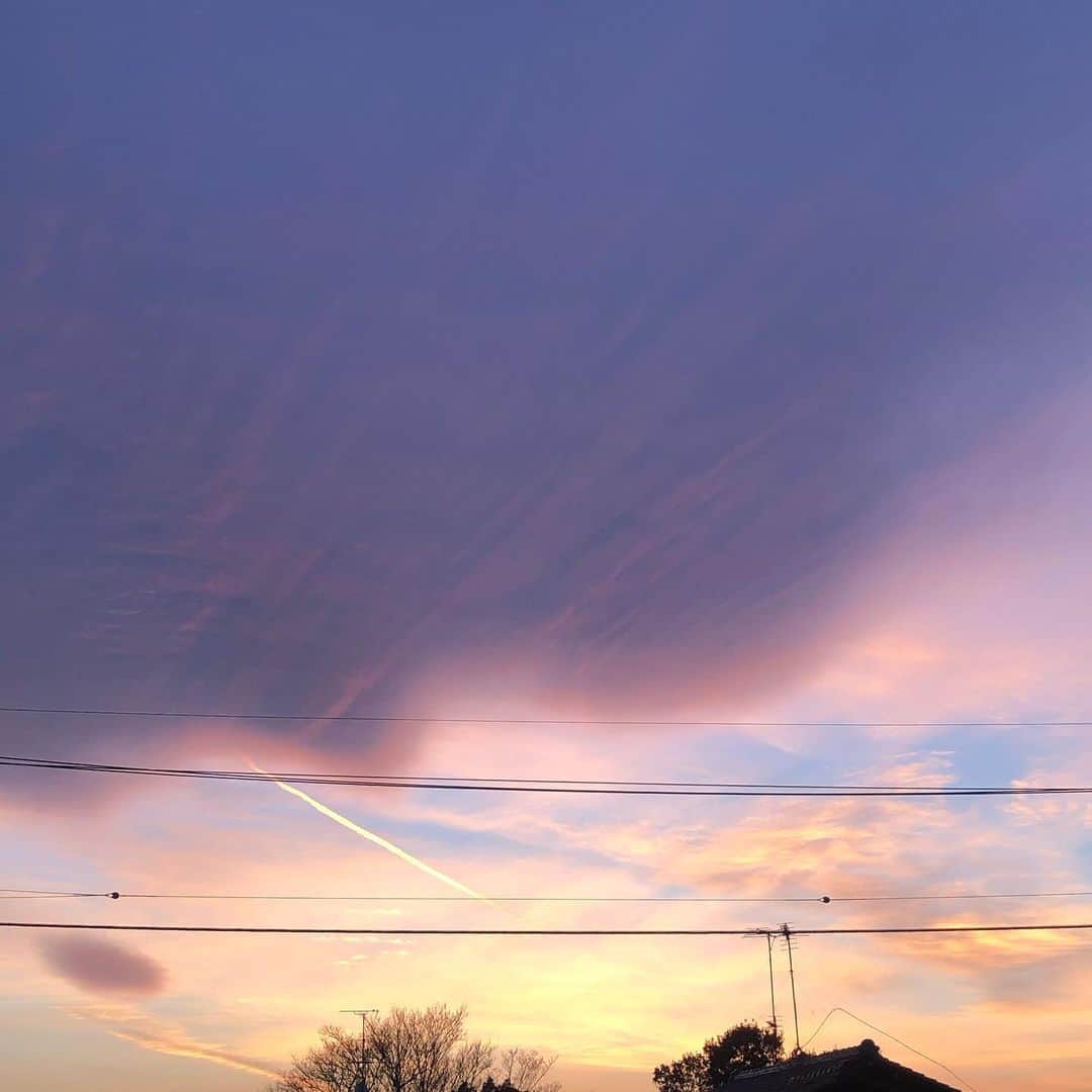 純名里沙さんのインスタグラム写真 - (純名里沙Instagram)「今日の夕景はすごかった✨☺︎✨ ・ たくさん撮ったのだけど、一枚に絞れなくて、、どの写真も加工無し❗️なのですが、ポートレートにすると露出が変わるみたいです。 ・ 素晴らしい空を見ると、いつもありがとうございますって思う🌈✨感謝。 ・ #夕景 #夕焼け #マジックアワーが好き  #空のレビュー✨ #素晴らしい空 #ありがとう」2月10日 20時55分 - risajunna3158