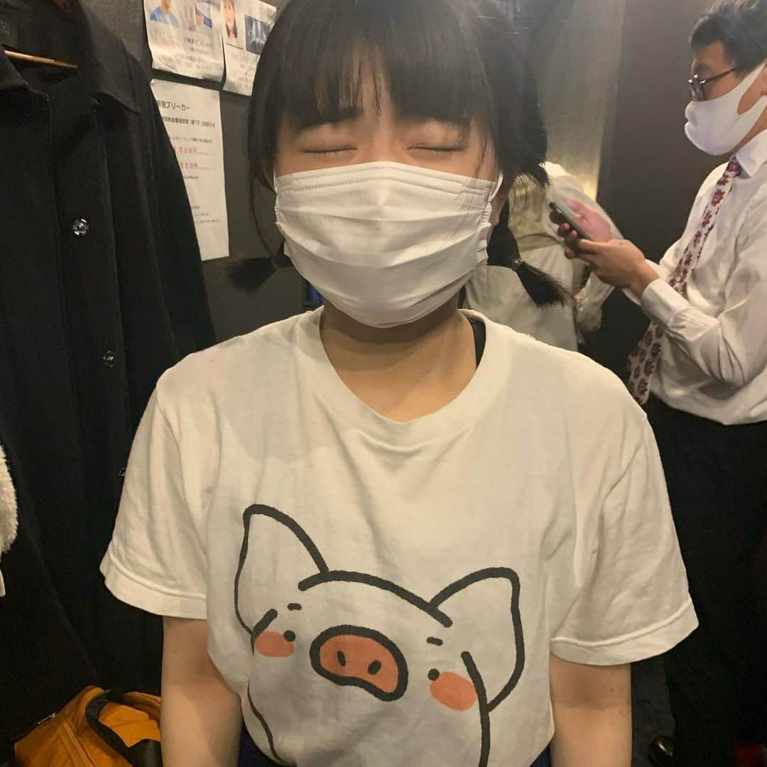 にぼしいわしさんのインスタグラム写真 - (にぼしいわしInstagram)「【変な時間】  ありがとうございました！ ドリルフィンフィンズや十九人やひかるぶんどきさんと高田ぽる子ちゃんとお会いできて良かったです！  今回のライブは ・ドリフィンがネタパレ出たことを舞台上でイジり忘れた。 ・ぽる子ちゃんと十九人ゆッちゃんが行きたいと言うからみんなで水族館やったのに不服そうやった。 ・ぶんどきさんの水族館の受付が最高やった。 ・そもそもこんな時間に来てるお客さんが1番おかしい。  #にぼしいわし #ドリルフィンフィンズ #十九人 #高田ぽる子 #ひかるぶんどき #変な時間 #山田ボールペン」2月10日 21時06分 - niboshiiwashiiwashi