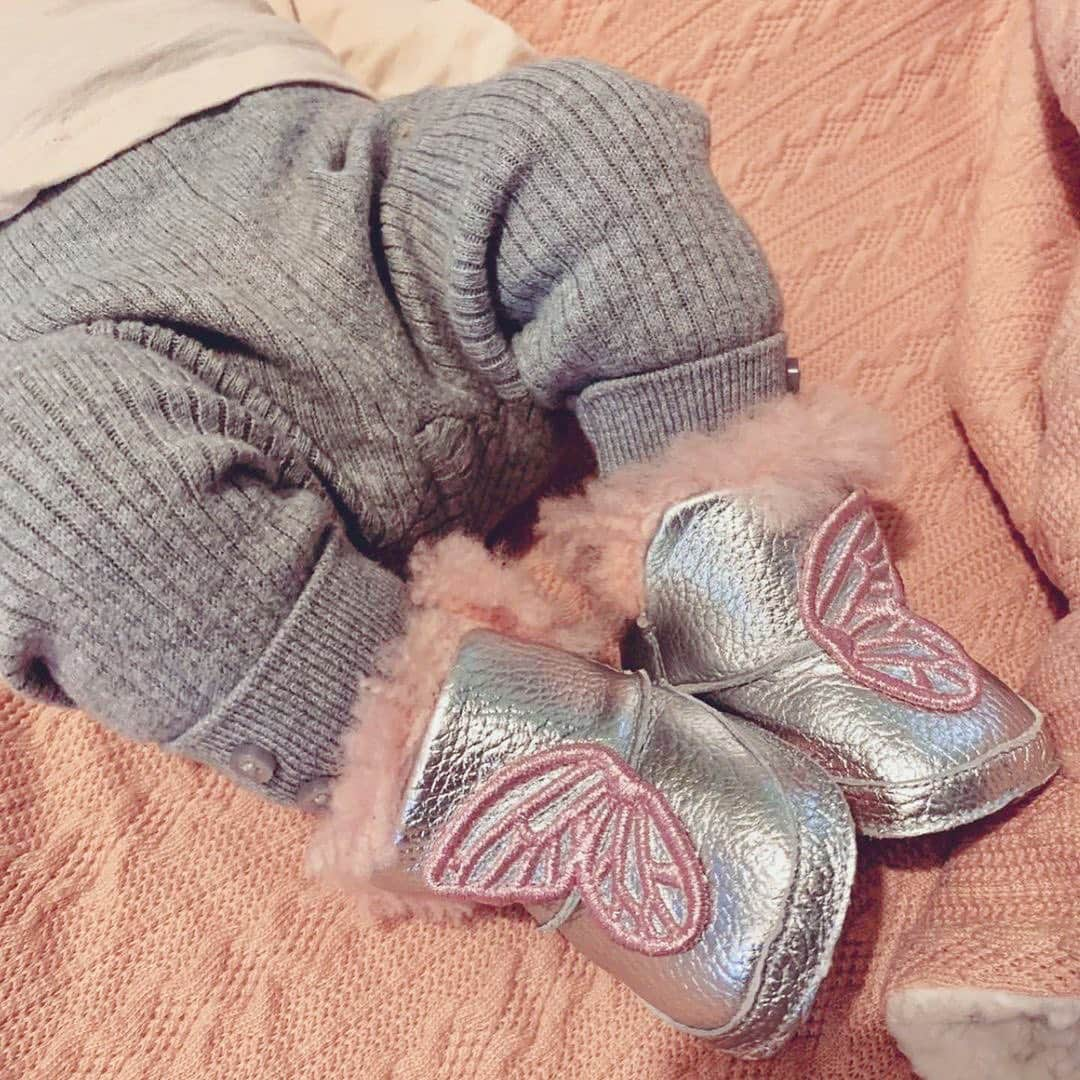 SOPHIA WEBSTERさんのインスタグラム写真 - (SOPHIA WEBSTERInstagram)「Snuggle up in snowy looks! 🦋❄️   Snow days spent with @rosiecordwell & @sophiawebstermini 'Butterfly Shearling Booties'! 💞⁣ ⁣ #SophiaWebster #SophiaWebsterMini⁣」2月10日 21時06分 - sophiawebster