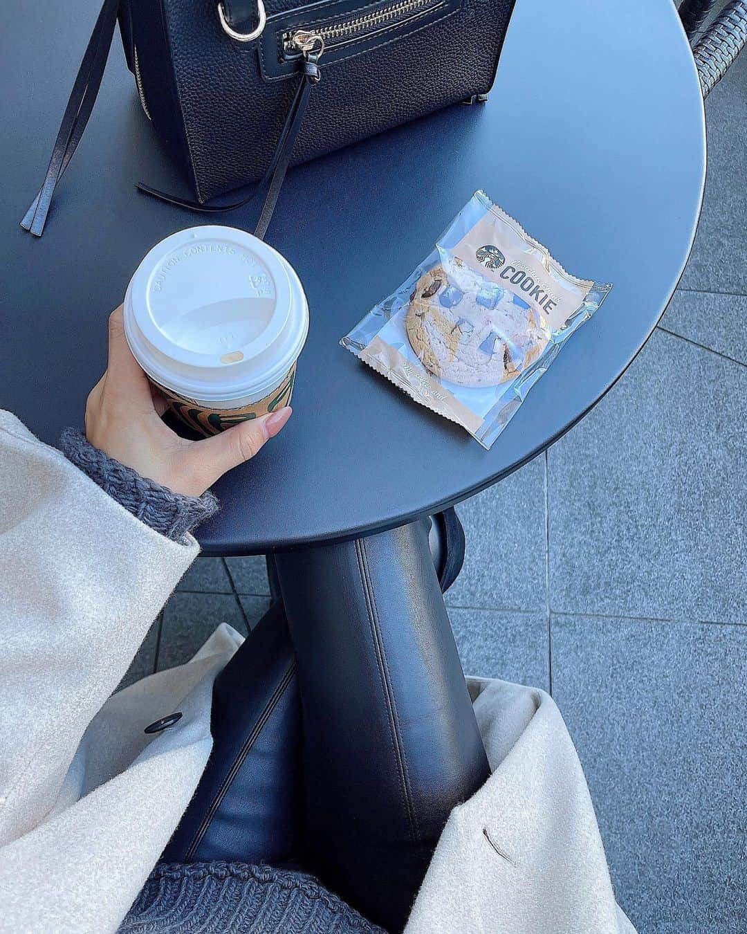 のインスタグラム：「#starbucks 🤎 ㅤㅤㅤㅤㅤㅤㅤㅤㅤㅤㅤㅤㅤ ㅤㅤㅤㅤㅤㅤㅤㅤㅤㅤㅤㅤㅤ 本当に飲みがちなスタバ。 ホットは毎回ココア飲む🪵 新作挑戦して失敗した事のが 多いから安定選ぶタイプ🐿💭笑 ㅤㅤㅤㅤㅤㅤㅤㅤㅤㅤㅤㅤㅤ ㅤㅤㅤㅤㅤㅤㅤㅤㅤㅤㅤㅤㅤ クッキーよりスコーン派。ぇ スタバのチョコスコーンが 一番美味しいんだよな~🍫♡ という私情報でした。笑 ㅤㅤㅤㅤㅤㅤㅤㅤㅤㅤㅤㅤㅤ ㅤㅤㅤㅤㅤㅤㅤㅤㅤㅤㅤ ㅤㅤㅤㅤㅤㅤㅤㅤㅤㅤㅤㅤㅤ お仕事おーわりっ！ 皆さんお疲れ様でした💜 ㅤㅤㅤㅤㅤㅤㅤㅤㅤㅤㅤㅤㅤ  #cill #Starbucks #スタバ好きな人と繋がりたい 🤷🏻‍♂️」