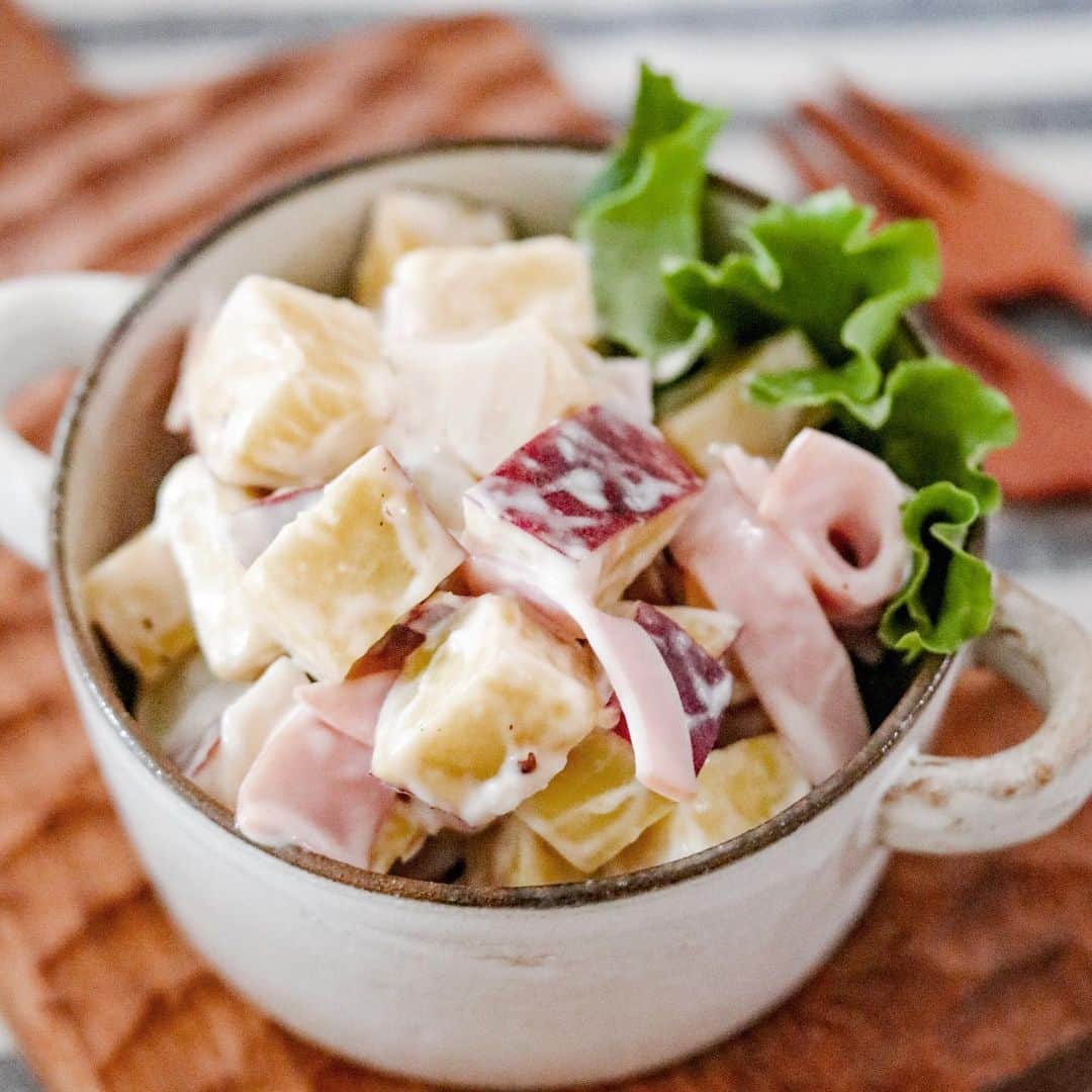 アルペンザルツ公式Instagramのインスタグラム：「レシピあり🍠 「さつまいものデリ風サラダ」の作り方 * 電子レンジで作る簡単なデリ風サラダ！さつまいもはしっかりと食べごたえがあるので、ヨーグルトを入れてさっぱりと！ * アルペンザルツの塩気でついついお箸が止まらないサラダです！ * * 今回のレシピは、 @ai.ouchigohan さんに作ってもらいました！ * [あいのおうちごはんさんからのワンポイント] 電子レンジは600Wで加熱しました。さつまいもが柔らかくなっていなければ、加熱時間を伸ばし様子を見てください。 * 電子レンジによって加熱時間が異なりますので、様子を見て加熱してください！ * * ぜひ参考に作ってみてくださいね！ * * 【おいもとアルペンザルツプレゼントキャンペーン実施中！】 * 『富の川越いも』として長年親しまれてきた、甘くておいしいさつまいもが味わえるOIMO cafe( @oimocafe6340 )とザーネワンダーのコラボレシピをご紹介するとともに、プレゼントキャンペーンを開催します！ * 年を越して甘みを増したさつまいも「むさしこがね」「シルクスイート」とその甘みを引き立てるアルペンザルツを使ったさつまいも料理などつくってみてはいかがでしょうか？ * @alpensalz_jp と @oimocafe6340 をフォロー、この投稿にいいね！をしてくれた方の中から5名様に、さつまいもとザーネワンダーのセットをプレゼント！これからコラボレーションレシピもご紹介していきますので、こちらもお楽しみに！ * ●応募方法 @ alpensalz_jp 、@oimocafe6340 のアカウントをフォロー この投稿をいいね！ * ●応募期間 2020年2月15日 23:59まで * ●プレゼント賞品 アルペンザルツ 250g ハーブ入りアルペンザルツ さつまいも「むさしこがね」、「シルクスイート」 各1本、5名様 * ●当選発表 当選者の方へDMにてご連絡させていただきます。 * ●注意事項 賞品の発送は日本国内に限らせていただきます。 お一人様1回までのご応募となります。 お届けする商品は変更になる場合があります。 選定や決定に関するご質問にはお答えできかねます。 本キャンペーンはInstagramが支援、承認、運営、関与するものではありません。 * * ∴♔∴∴♔∴ Ⓡ Ⓔ Ⓒ Ⓘ Ⓟ Ⓔ ∴♔∴∴♔∴ * * 「さつまいものデリ風サラダ」 * 【材料】 さつまいも（むさしこがね使用）…1本（250g） 玉ねぎ…1/4個 ロースハム…4枚　 Aヨーグルト、マヨネーズ…各大さじ1 Aアルペンザルツ…小さじ1/4 Aクリームチーズ…18g A粗挽き黒こしょう…少々 * * 【作り方】 ①さつまいもと玉ねぎは1cm角に切る。さつまいもは水にさらし10分ほどおいて水気を切り、玉ねぎとさつまいもを耐熱ボウルに入れふんわりラップをかけ電子レンジ（600W）で4～5分加熱する。ロースハムは短冊切りにする。 * ②水分があればペーパータオルで水分を吸い取り、ロースハムを加える。熱いうちに【A】を入れ和える。 * * #アルペンザルツ #塩 #美味しい塩 * #今日のごはん #手作りごはん #簡単レシピ #おかず #レシピ #食卓 #節約 #献立 #家庭料理 #節約生活 #自炊 #ランチ #家ごはん #時短レシピ #簡単レシピ #おいしい #料理 #美味しい #おうちごはん #手作り料理 #手料理 #料理好きな人と繋がりたい#塩レシピ#さつまいもレシピ#デリ風サラダ」