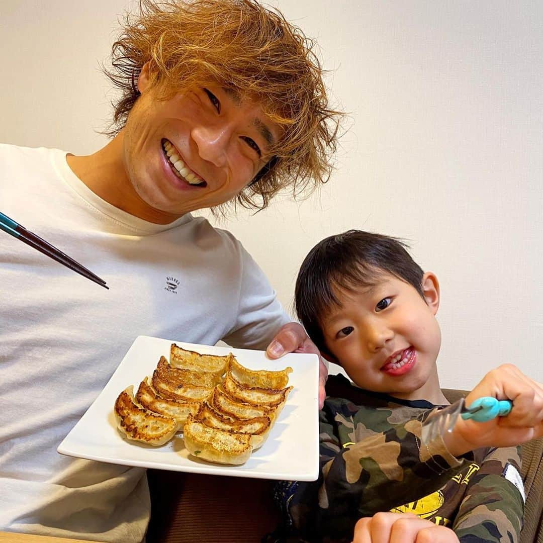 クレイジーパパのインスタグラム：「男気たっぷり餃子パーティーを開催🥟  最近の子供達の食欲はすごい‼️開始5分で一皿10個が無くなった😅まさに熱き餃子争奪戦🔥そして食べ盛りの5歳児タイガの圧勝👏参りました🙇‍♂️  さすがパパの手作り餃子‼️って言いたいけど、こちらは調布のおみやげ30選にも選ばれたことのある知る人ぞ知る一品をお取り寄せ🚚  肉肉🍖しく食べ応えがある餡はご飯のおかずはもちろん、パパのお酒のお供にも最高だぜ🍺料理好きだけどまだ人生で一度も餃子を作ったことがない🤣今度このクオリティを目指して息子たちと一緒に餃子作りに挑戦するぞ‼️  #おうち時間 #ステイホーム #おうちゴハン #餃子 #肉汁餃子 #調布 #餃子とビールは文化です #たま発 #tamahatsu #多摩の魅力発信プロジェクト #PR  @tamahatsu_official」