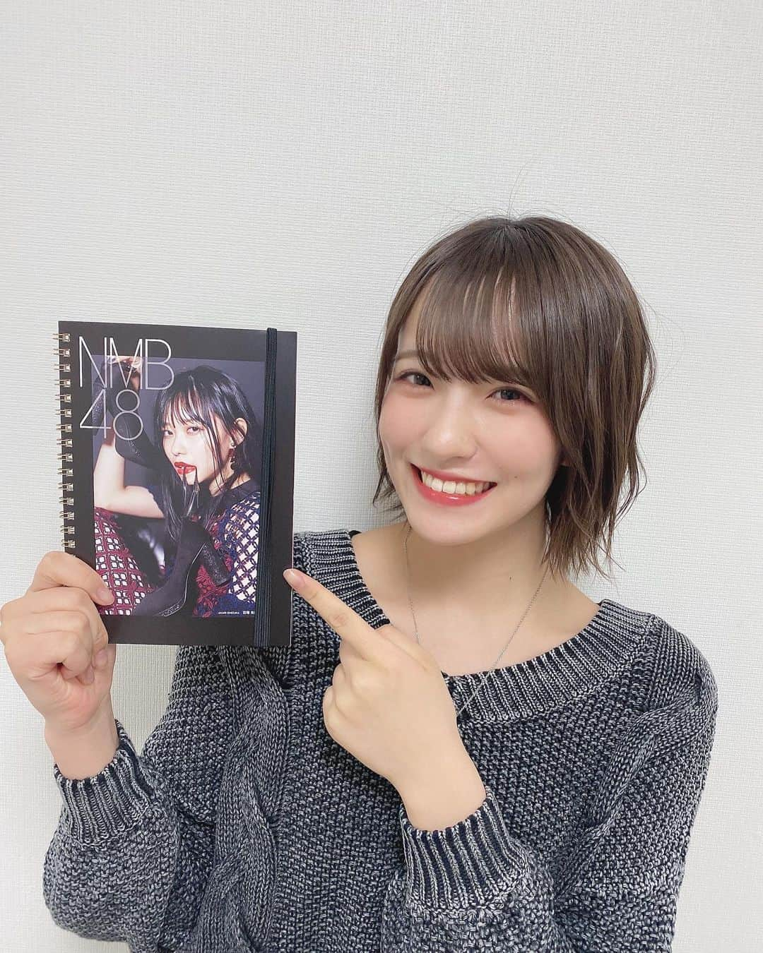 小嶋花梨さんのインスタグラム写真 - (小嶋花梨Instagram)「#小嶋を満足させる本 ﻿ 見てくださりましたか〜？📚﻿ ﻿ ﻿ ﻿ 初めて私がプロデュースさせていただいた、﻿ NMB48ミニ写真集 「小嶋を満足させる本」がやっと完成しました！﻿ ﻿ ﻿ 少し前から皆さんの手元にも届き始めていたみたいで、私も受け取りました！﻿ ﻿ 何度見てもたまらん1冊🤤﻿ ﻿ ﻿ これは梅山恋和ちゃんの写真でお気に入りのページ！🐰🍓 あの上西怜ちゃんもこの写真を携帯の待ち受けにしてるくらいです🤫笑 ﻿ ﻿ ﻿ 他のページにも私のこだわりがめっちゃ詰まってます！！﻿ ﻿ 全国のヲタクに見て欲しい！！！！！！！！﻿ ﻿ ﻿ ﻿ NMB48オフィシャルショップでも購入できますので、ぜひお買い求めください📚✨﻿ ﻿ ﻿ #NMB48 #ミニ #写真集 ﻿ ﻿」2月10日 20時59分 - nmb_kojima_48