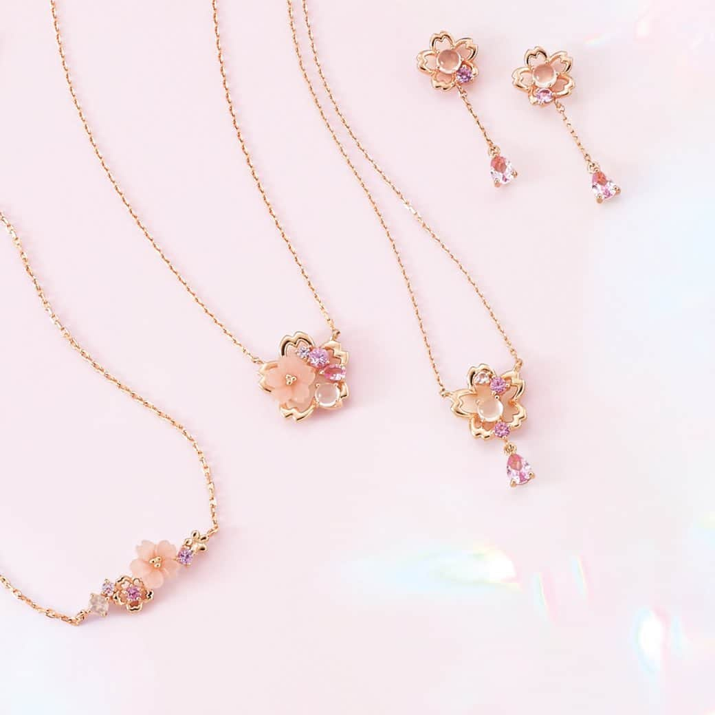 サマンサタバサさんのインスタグラム写真 - (サマンサタバサInstagram)「.﻿ .﻿ SAMANTHA SILVA﻿ 2021 Spring Collection﻿ ﻿ ﻿ 🌸SAKURA JEWELRY🌸﻿ ﻿ ﻿ 春の日差しを一足早く感じる﻿ サマンサシルヴァの桜ジュエリー🌟﻿ ﻿ ﻿ 新しい季節へのワクワクが詰まった、﻿ キュートでロマンティックなアイテムで﻿ 気分もコーディネートも華やかに、、💍💕﻿ ﻿ ﻿ #SamanthaSAKURAJEWELRY﻿ ﻿ ﻿ ♡┈┈┈┈┈┈┈┈┈┈┈┈┈┈┈♡﻿ ﻿ ﻿ 2/5(金)〜﻿ 期間中、サマンサティアラ・サマンサシルヴァの店舗、﻿ 公式オンラインショップにて、﻿ 税込30,000円以上ご購入のお客様に﻿ オリジナルエコバッグをプレゼント🎁！﻿ ﻿ ※公式オンラインショップでは、﻿ サマンサティアラ・サマンサシルヴァのジュエリーが﻿ 対象となります。﻿ ﻿ ※数に限りがございますので、﻿ なくなり次第終了となります。﻿ ﻿ ﻿ #samanthasilva #サマンサシルヴァ #🌸 ﻿ #桜 #sakura #桜ジュエリー #櫻花 #벚꽃 ﻿ #cherryblossom #さくら﻿ #spring #springcollection #2021 #春」2月10日 20時59分 - samantha.thavasa.info