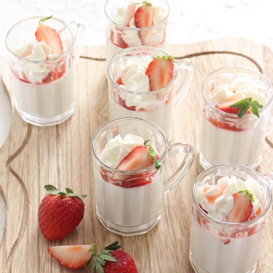 ザーネワンダー公式Instagramのインスタグラム：「レシピあり🍓 「ミルクイチゴムース」の作り方 * 手作りのイチゴシロップでいただく、優しいイチゴ風味のムースです。 * * 今回のレシピは、 @hirokoskitchen さんに作ってもらいました！ * [酒匂ひろ子さんからのワンポイント] イチゴシロップはふきこぼれるやすいので、必ず大き目の耐熱容器でレンジにかけることと、ふんわりラップをかけることに注意してください。 * ゼラチンがダマにならないようにしっかりと混ぜ込んでくださいね。 * * ぜひ参考に作ってみてくださいね！ * * 【ザーネワンダーからのバレンタインの贈り物】 * @sahnewunder_jp をフォロー、この投稿にいいね！をしてくれた方の中から5名様にザーネワンダーホイップクリームとザーネワンダーチョコレートのセットをプレゼント。 今年のバレンタインデーは、ザーネワンダーでおうちで楽しく手軽なアレンジを楽しんでみてはいかがでしょう？ * 🎁応募方法 1. @sahnewunder_jp のアカウントをフォロー 2. この投稿をいいね！で完了 * 🎁応募期間 2021年2月10日 23:59まで * 🎁プレゼント賞品 ザーネワンダーホイップクリーム ザーネワンダーチョコレート 各1本、5名様 * 🎁当選発表 当選者の方へDMにてご連絡させていただきます。 * 🎁注意事項 賞品の発送は日本国内に限らせていただきます。 お一人様1回までのご応募となります。 お届けする商品は変更になる場合があります。 選定や決定に関するご質問にはお答えできかねます。 本キャンペーンはInstagramが支援、承認、運営、関与するものではありません。 * * ∴♔∴∴♔∴ Ⓡ Ⓔ Ⓒ Ⓘ Ⓟ Ⓔ ∴♔∴∴♔∴ * 「ミルクイチゴムース」 * 【材料】 ザーネワンダーホイップクリーム…150g 牛乳…100g グラニュー糖…20ｇ 粉ゼラチン…5g 水…30g イチゴ…60g グラニュー糖…30g レモン汁…小さじ1/2 ザーネワンダーホイップクリーム…適量（飾り用） イチゴ…適量（飾り用） * * 【作り方】 ①大き目の耐熱ボウルに半分にカットしたイチゴ、グラニュー糖、レモン汁を入れ、ふんわりラップをかけ、電子レンジ600Wで2分加熱する。その後フォークでイチゴを軽くつぶす。 * ②粉ゼラチンを水に振り入れてふやかす。牛乳にグラニュー糖を加え、電子レンジでとかしたゼラチンを加えてよく混ぜる。 * ③ボウルにザーネワンダーホイップクリームを絞り出し、なめらかになるまでホイッパーで混ぜる。2と1で作ったイチゴシロップを大さじ2加え、静かに混ぜる。グラスに注いで冷蔵庫で冷やす。 * ④冷えて固まったら、イチゴシロップの残りをかけ、ザーネワンダーホイップクリームとイチゴをトッピングして仕上げる。 * #ザーネワンダー #ホイップクリーム #生クリーム * #今日のごはん #手作りごはん #簡単レシピ #おかず #レシピ #食卓 #節約 #献立 #家庭料理 #節約生活 #自炊 #ランチ #家ごはん #時短レシピ #簡単レシピ #おいしい #料理 #美味しい #おうちごはん #手作り料理 #手料理 #料理好きな人と繋がりたい #スイーツ好きな人と繋がりたい#おうちカフェ#ムース#いちごレシピ」