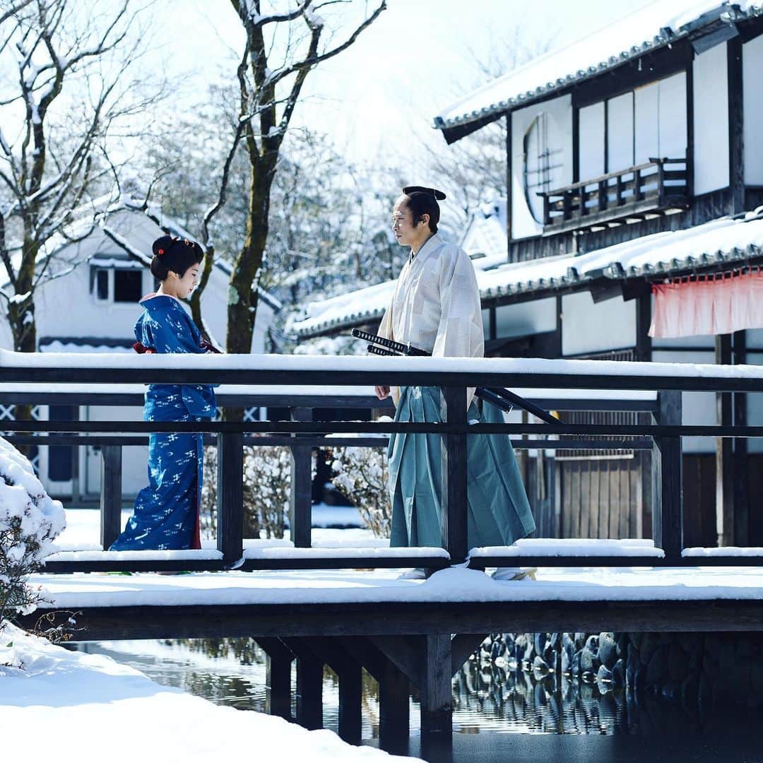 江戸ワンダーランド 日光江戸村のインスタグラム：「・ 寄り添う| Snuggle up 会いたい人はいますか？Is there anyone you would like to meet? ・ 江戸ワンダーランド日光江戸村は、2月7日（日）再開予定で臨時休業させて頂いておりましたが、万全の体制でお客様をお迎えする事を第一に考え、また従業員の健康面と安全面を考慮し、3月7日（日）まで引き続き臨時休業とさせていただくことといたしました。 再開は3月7日以降を予定しておりますが、今後の状況を鑑みながら、改めて公式サイトにてご案内致します。 事態の鎮静化、皆様のご安全を心よりお祈りいたします。 ・ Temporary closure from January 13. We will be closed for an indefinite period. Once confirmed we will announce reopening date through our website. ・ ・ #edo #いざ江戸へドロン  #edowonderland #江戸ワンダーランド日光江戸村」
