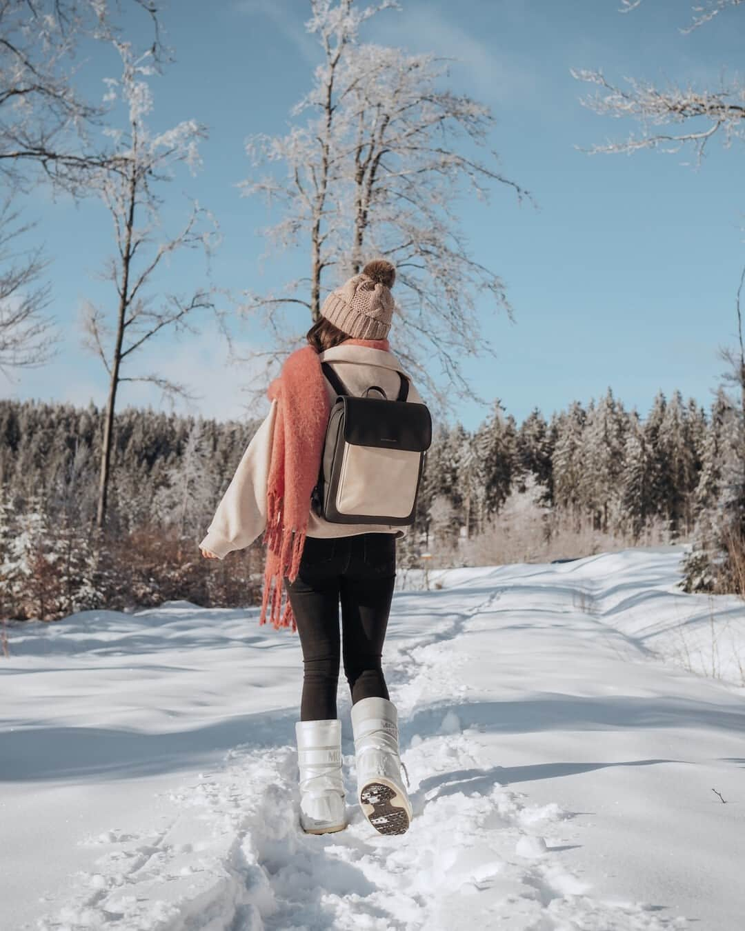 Kapten & Sonさんのインスタグラム写真 - (Kapten & SonInstagram)「'Go wild for a while!' ☃️ There is nothing like exploring new places with fresh snow under our feet. ❄️ @nadiine.o exploring the woods with our backpack Tromso "Cream Black". #bekapten #kaptenandson⁠ .⁠ .⁠ .⁠ #backpack #snow #snowwhite #winterwonderland #winter #wintertime #wintervibes #winteroutfit #outfit #inspo #ootd #sunny」2月10日 21時01分 - kaptenandson