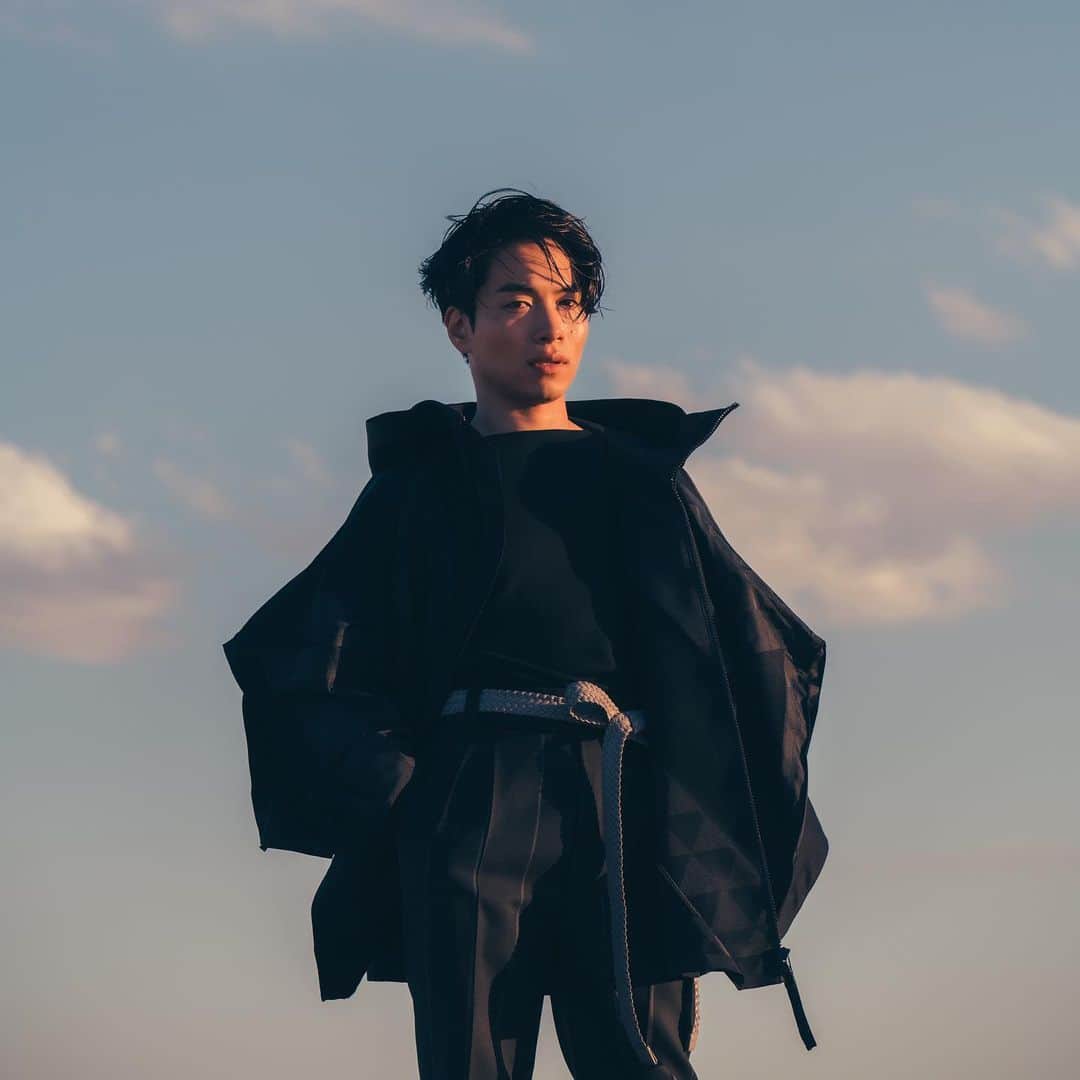 SIRUPのインスタグラム：「2021⛵️  Photographer : Shunya Arai (YARD) @araidesu Art Director : Masaki Watanabe (maxilla) @masakebab Stylist : TEPPEI @stylist_teppei Hair : TAKAI @rr_takai_ Producer : Seiya Suzuki (maxilla) @seiya02_23 Production Manager : Luna Goto (maxilla) @lunagoto  #SIRUP」