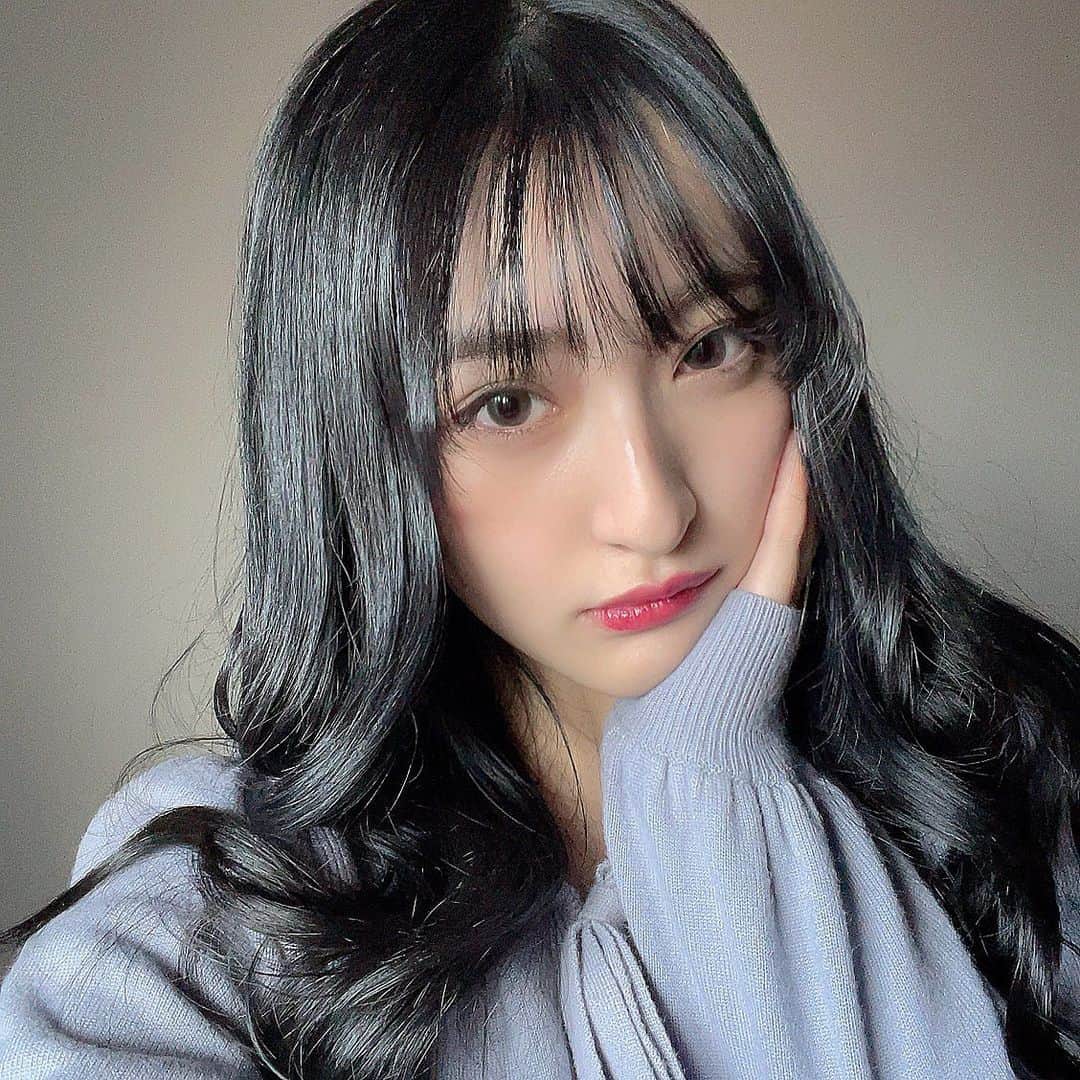 のインスタグラム：「ぶるーーー🐈‍⬛💙  . . . #ブルーブラック #ヨシンモリ #韓国ヘア」